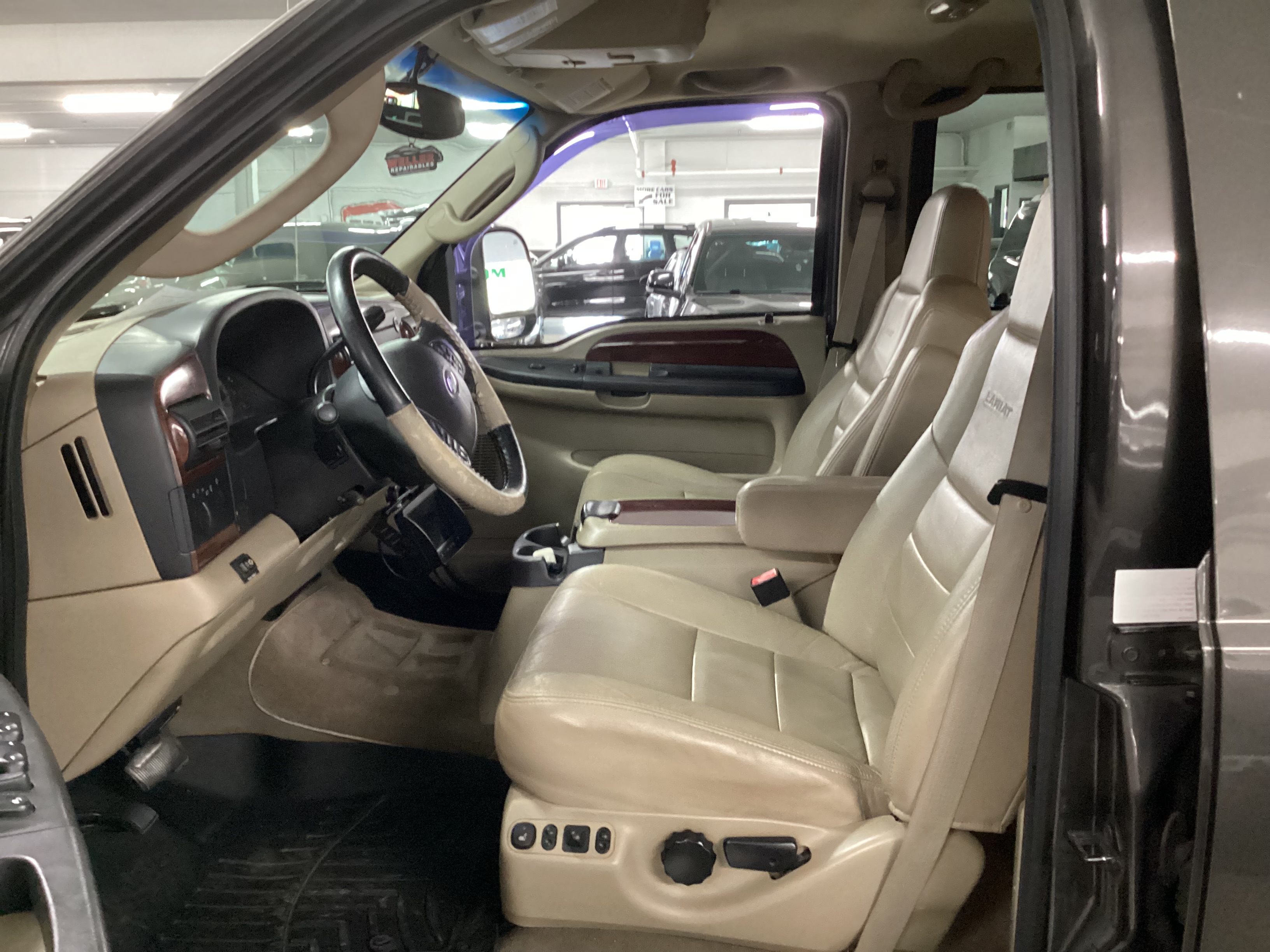2005 FORD F-250 Lariat 4WD Crew Cab - Image 9