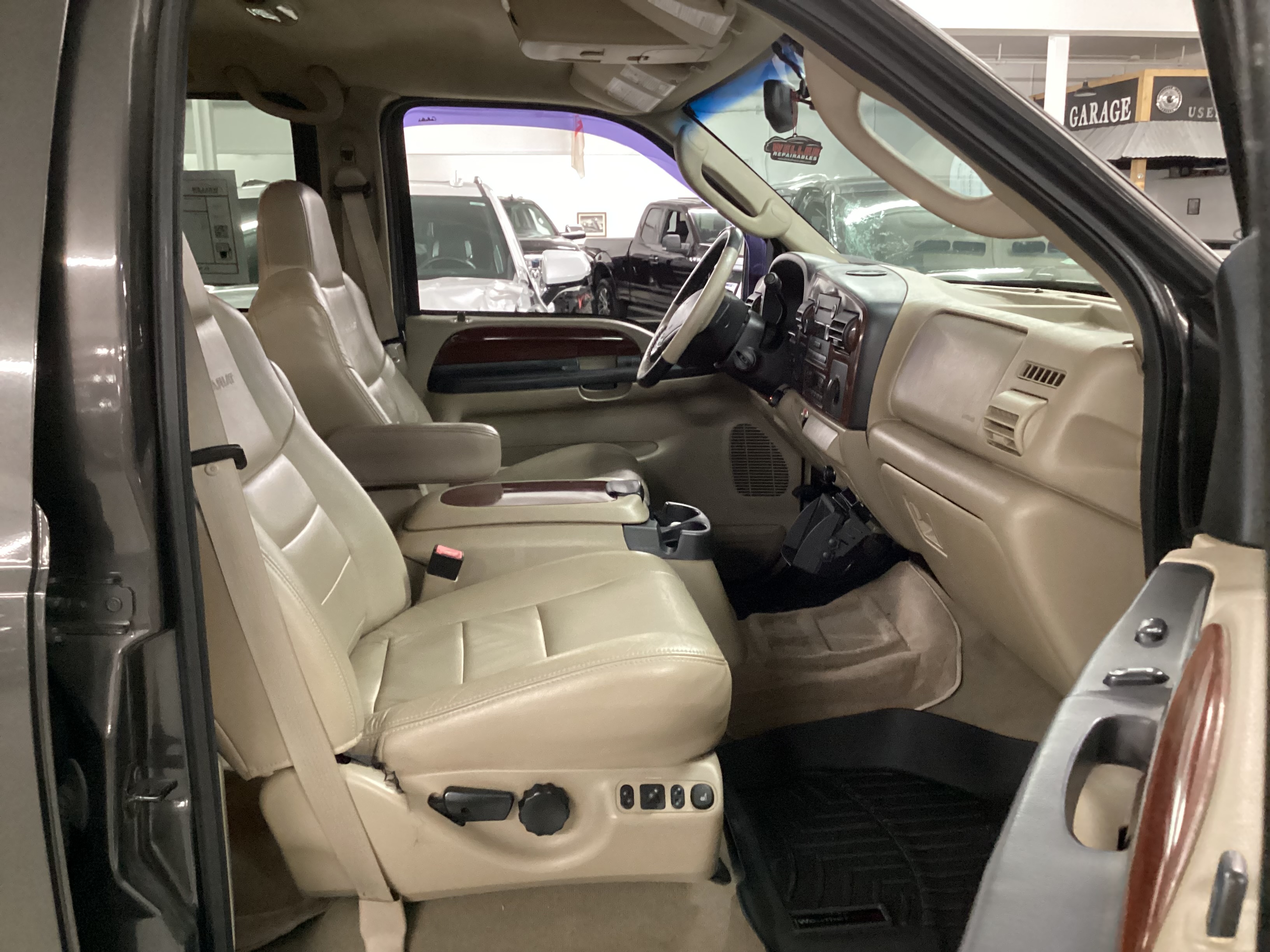 2005 FORD F-250 Lariat 4WD Crew Cab - Image 13