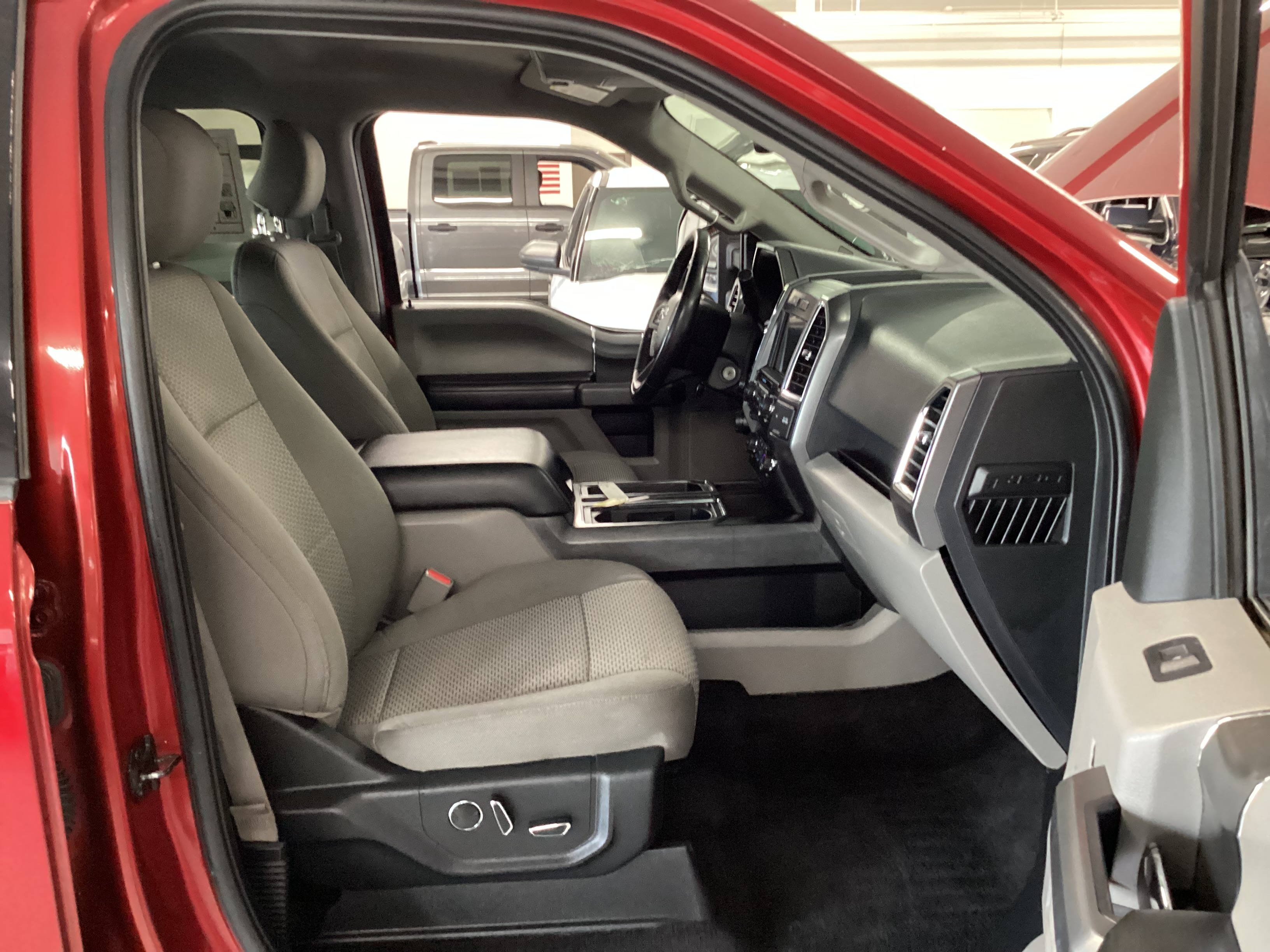 2016 FORD F-150 XLT 4WD - Image 12