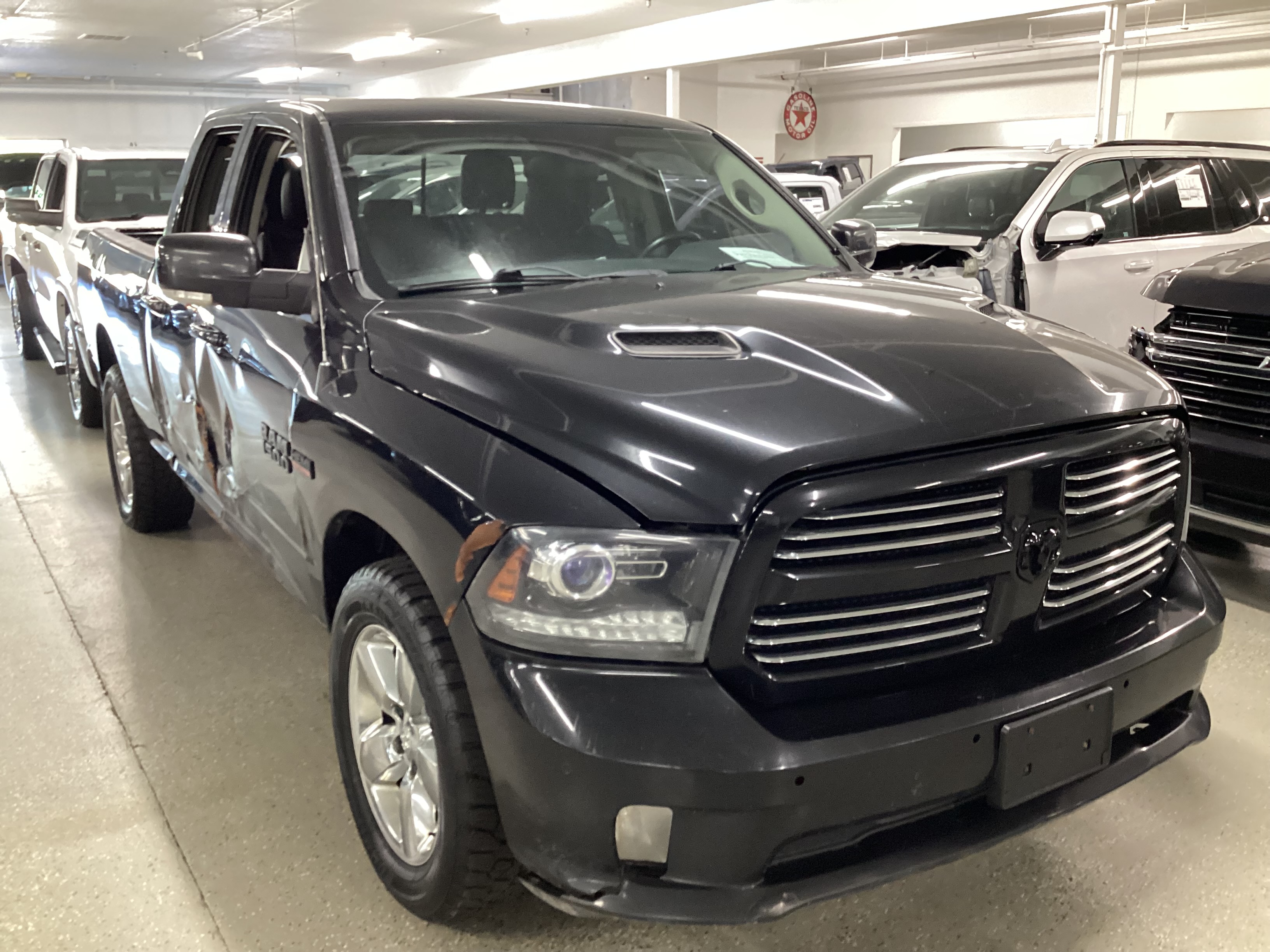 2016 RAM 1500 4WD Quad Cab Sport - Image 4