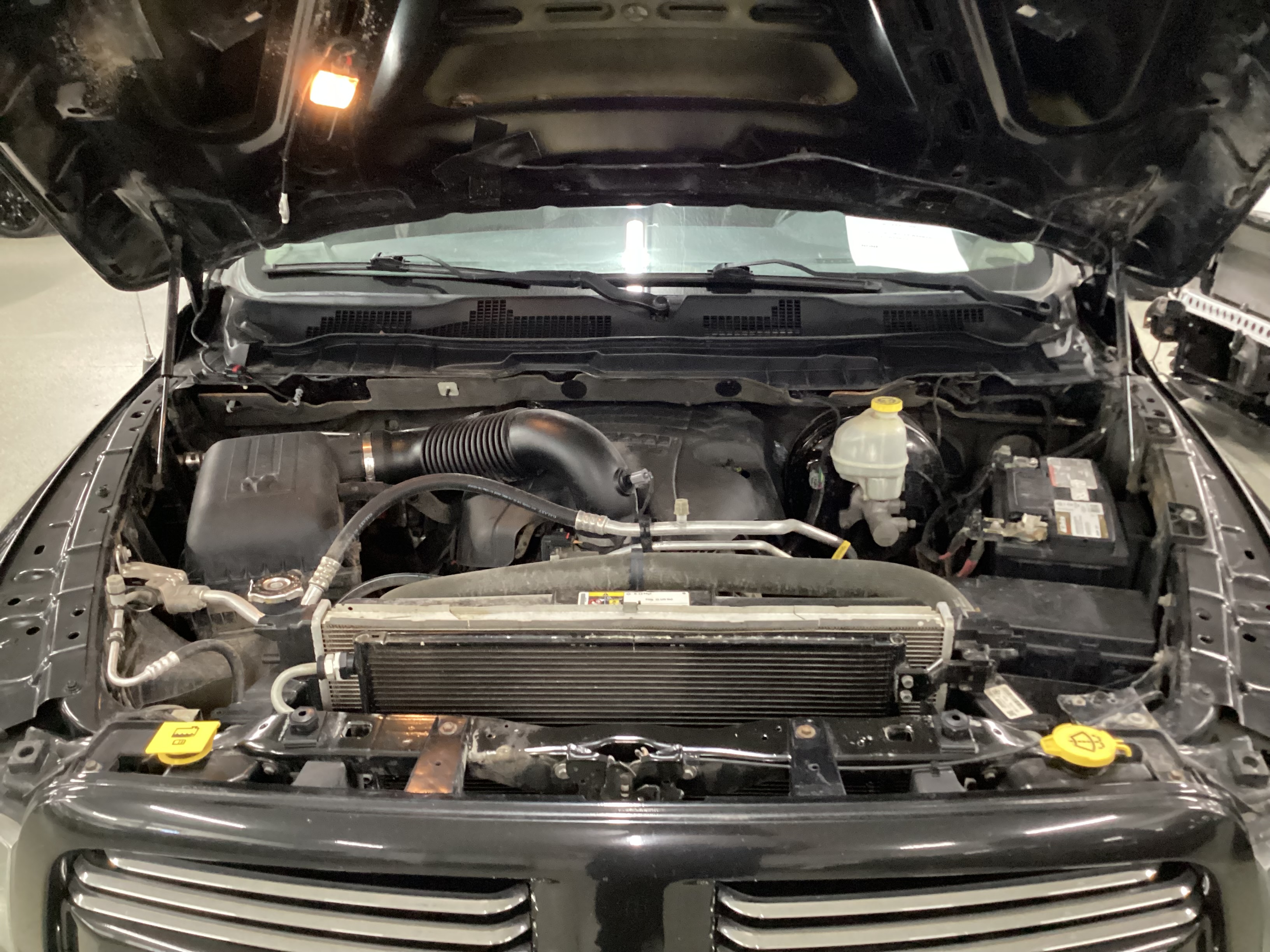 2016 RAM 1500 4WD Quad Cab Sport - Image 5