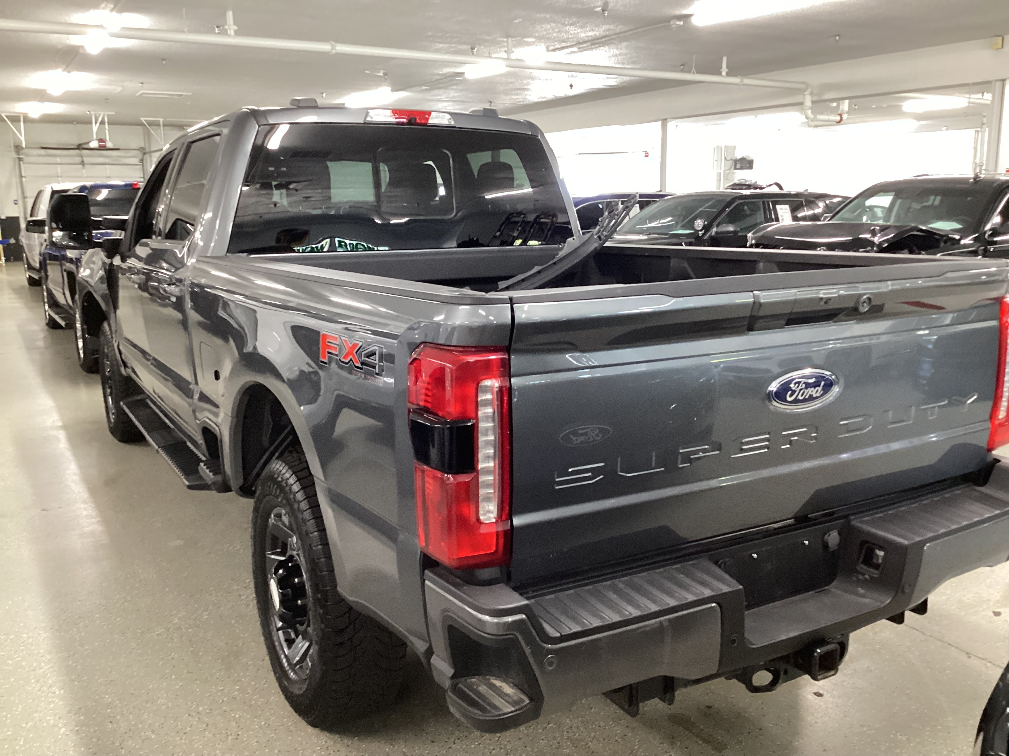 2023 FORD F-250 Super Duty Lariat 4WD Crew Cab - Image 2
