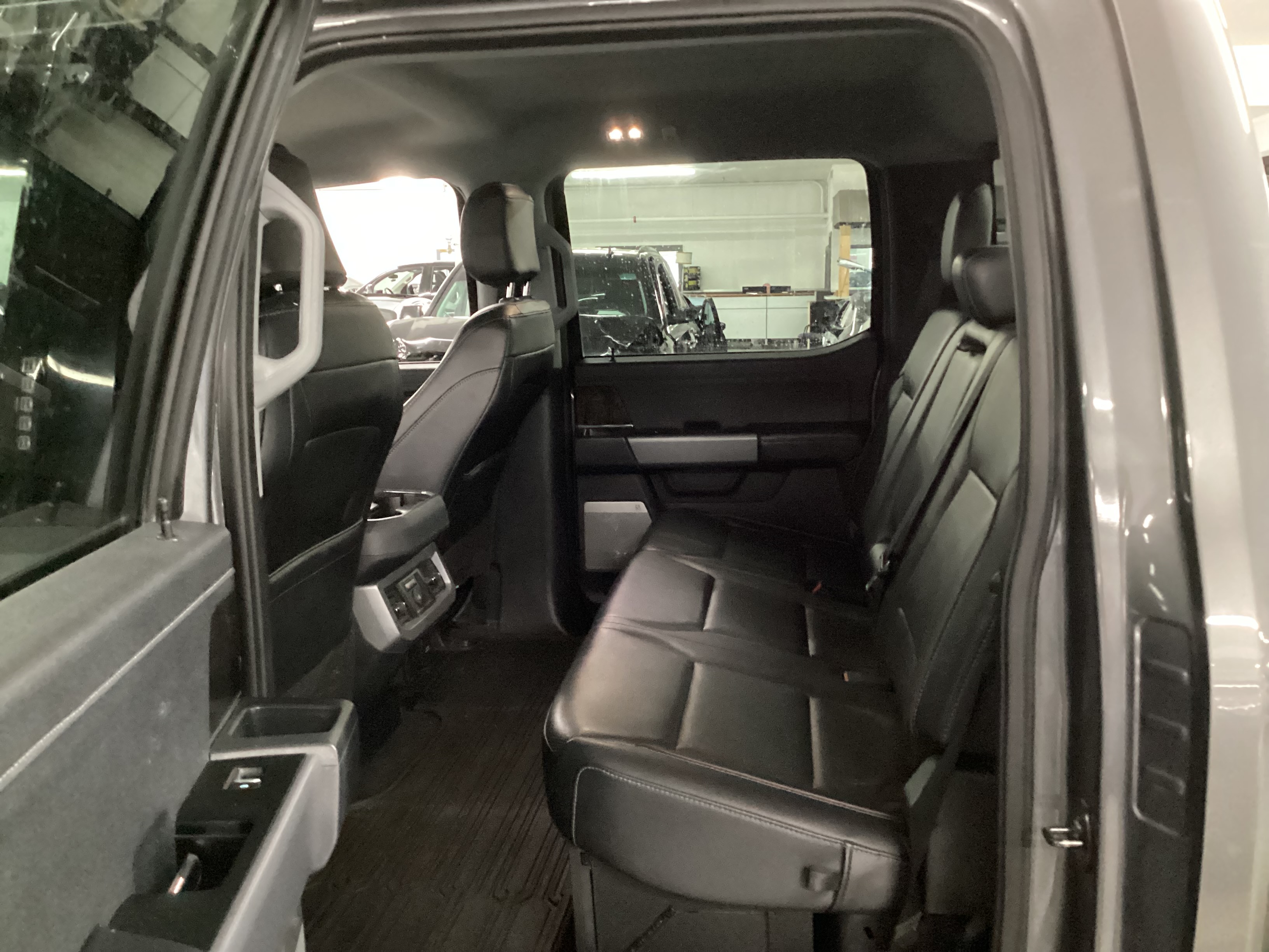 2023 FORD F-250 Super Duty Lariat 4WD Crew Cab - Image 9