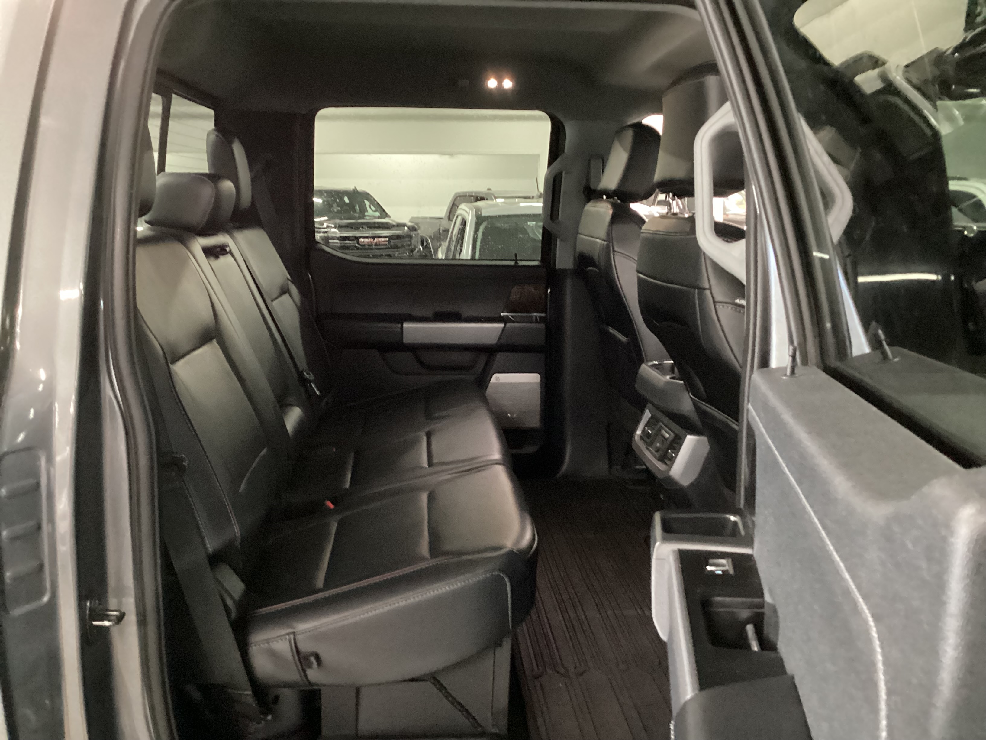 2023 FORD F-250 Super Duty Lariat 4WD Crew Cab - Image 12