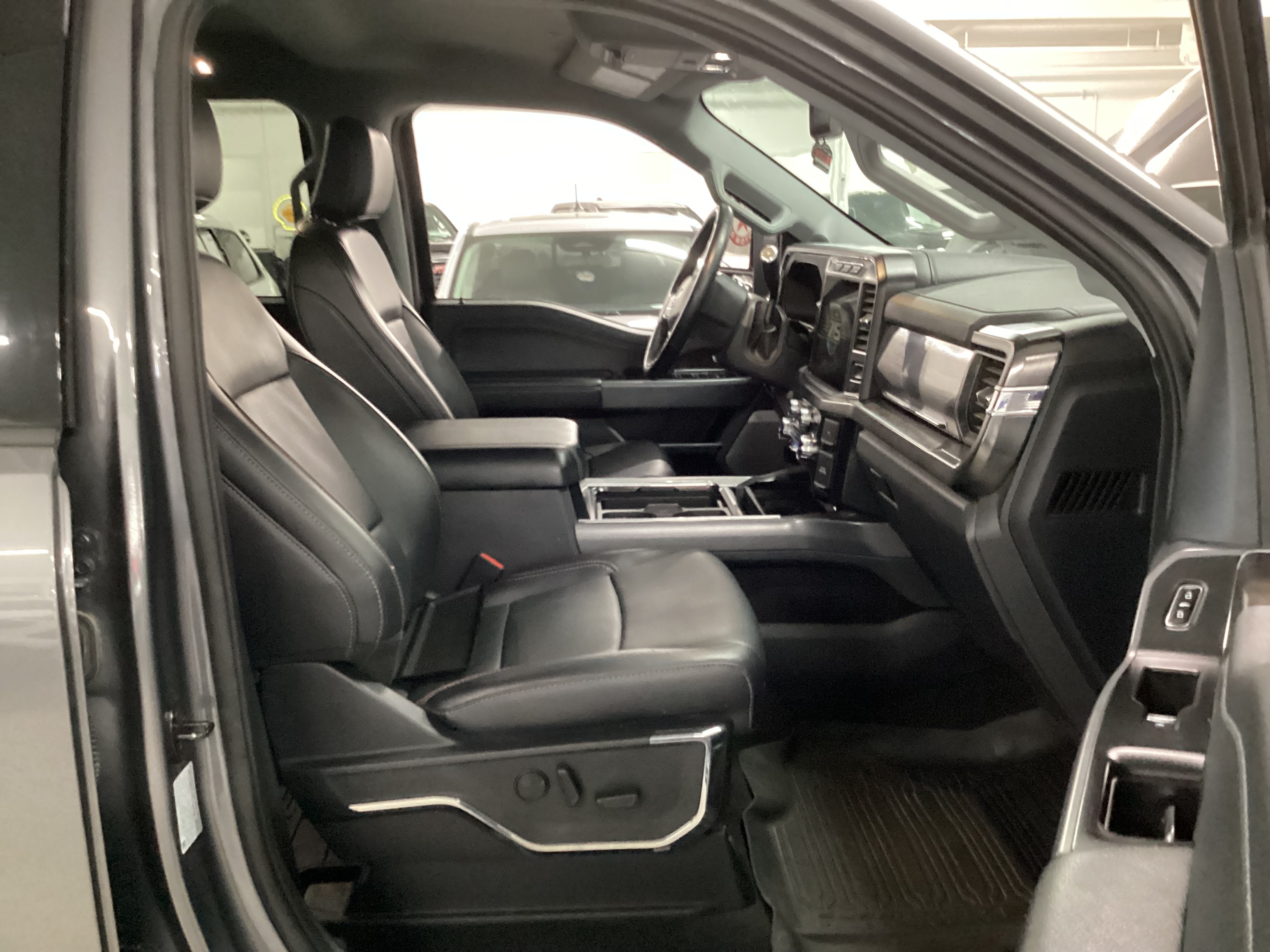 2023 FORD F-250 Super Duty Lariat 4WD Crew Cab - Image 13