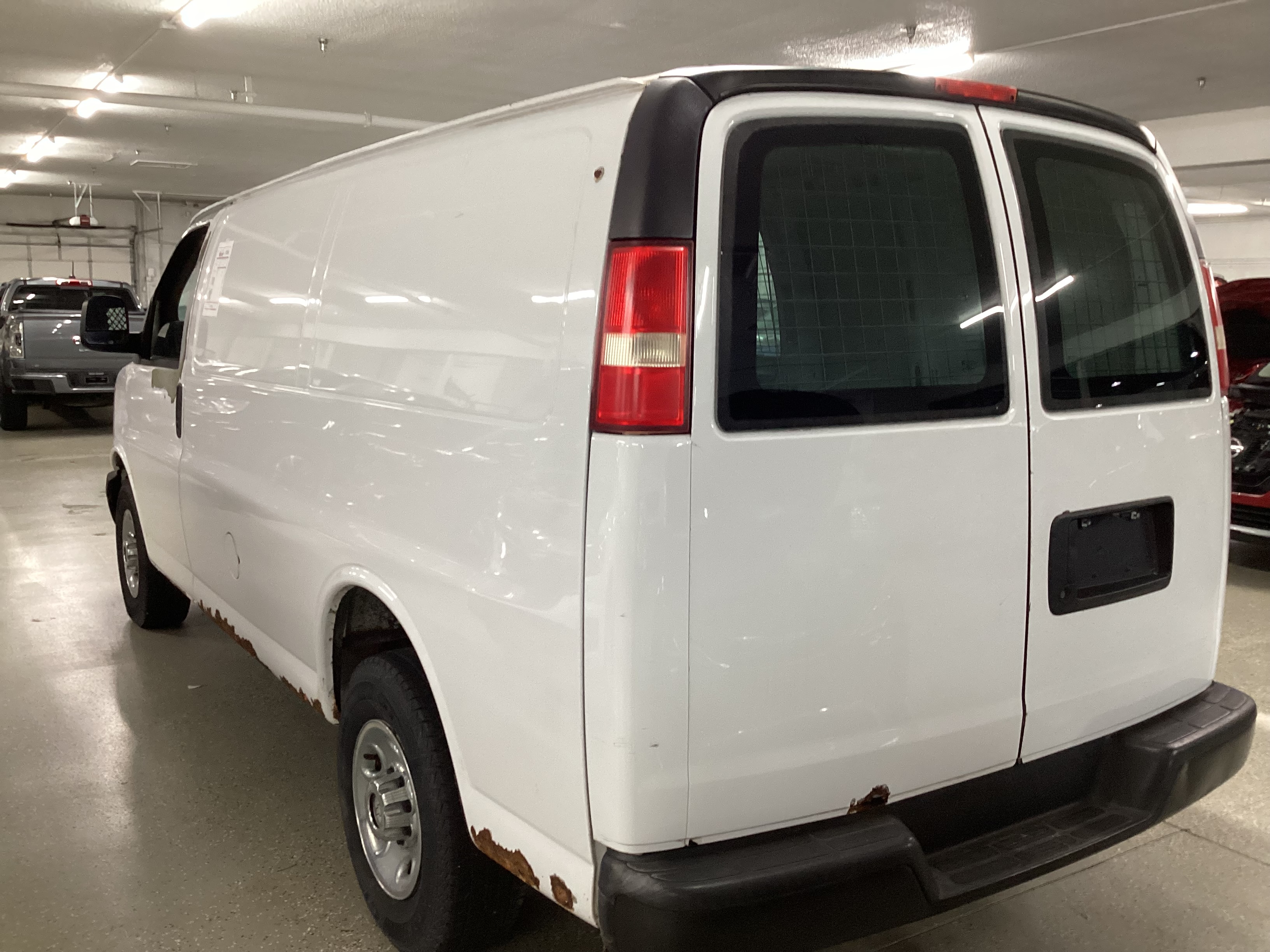 2010 CHEVROLET Express 2500 Cargo Van - Image 2