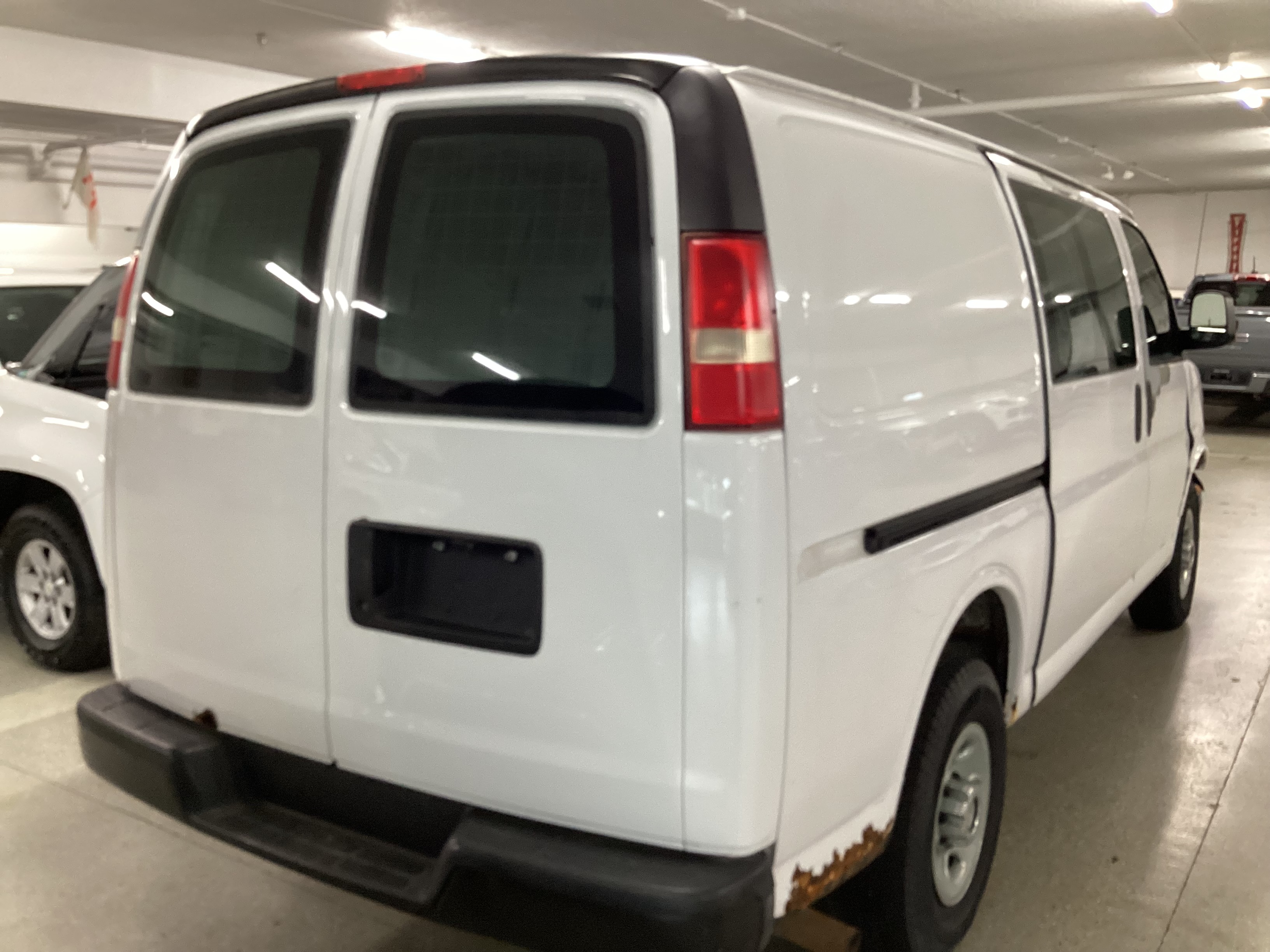 2010 CHEVROLET Express 2500 Cargo Van - Image 3