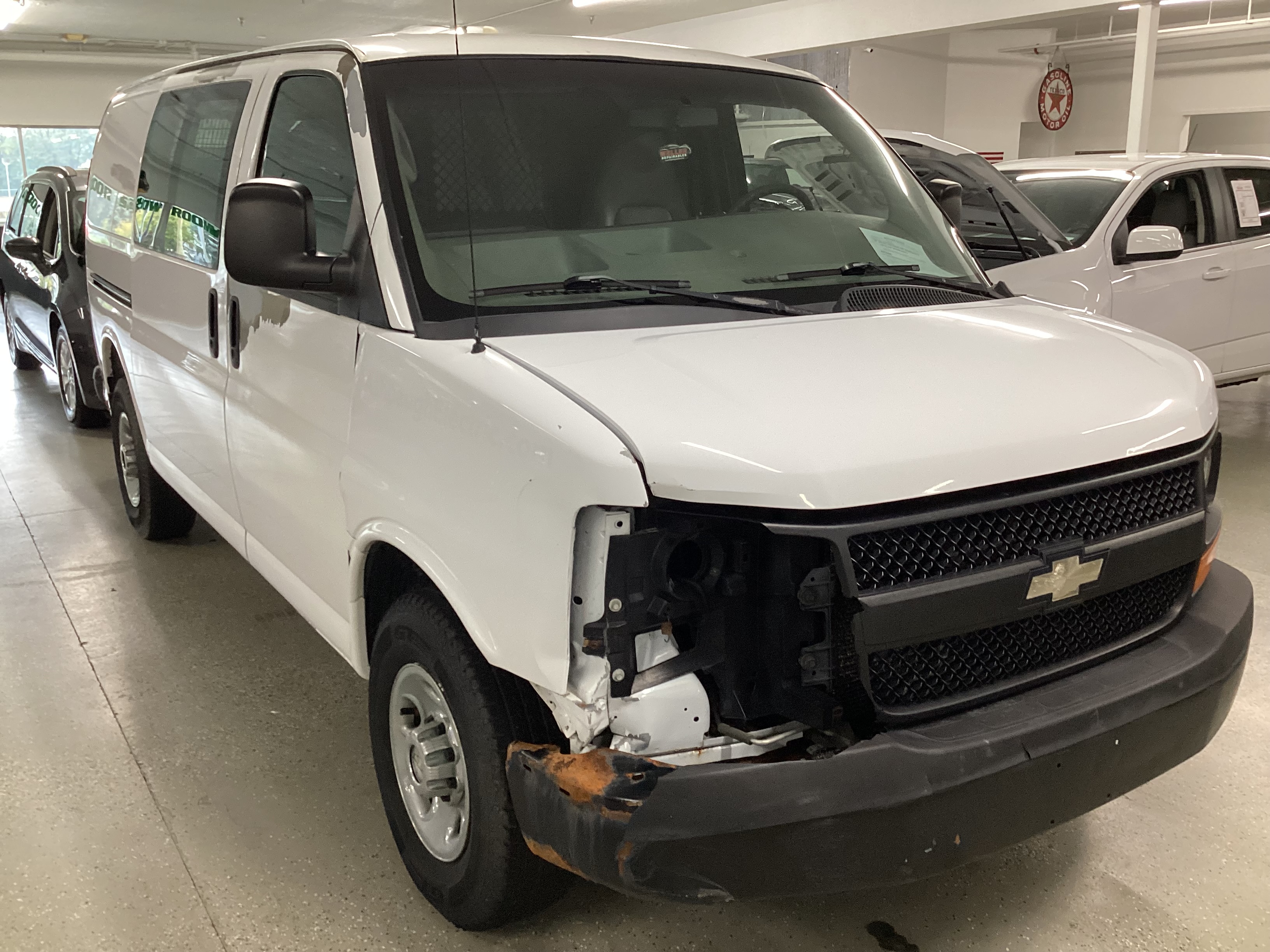 2010 CHEVROLET Express 2500 Cargo Van - Image 4