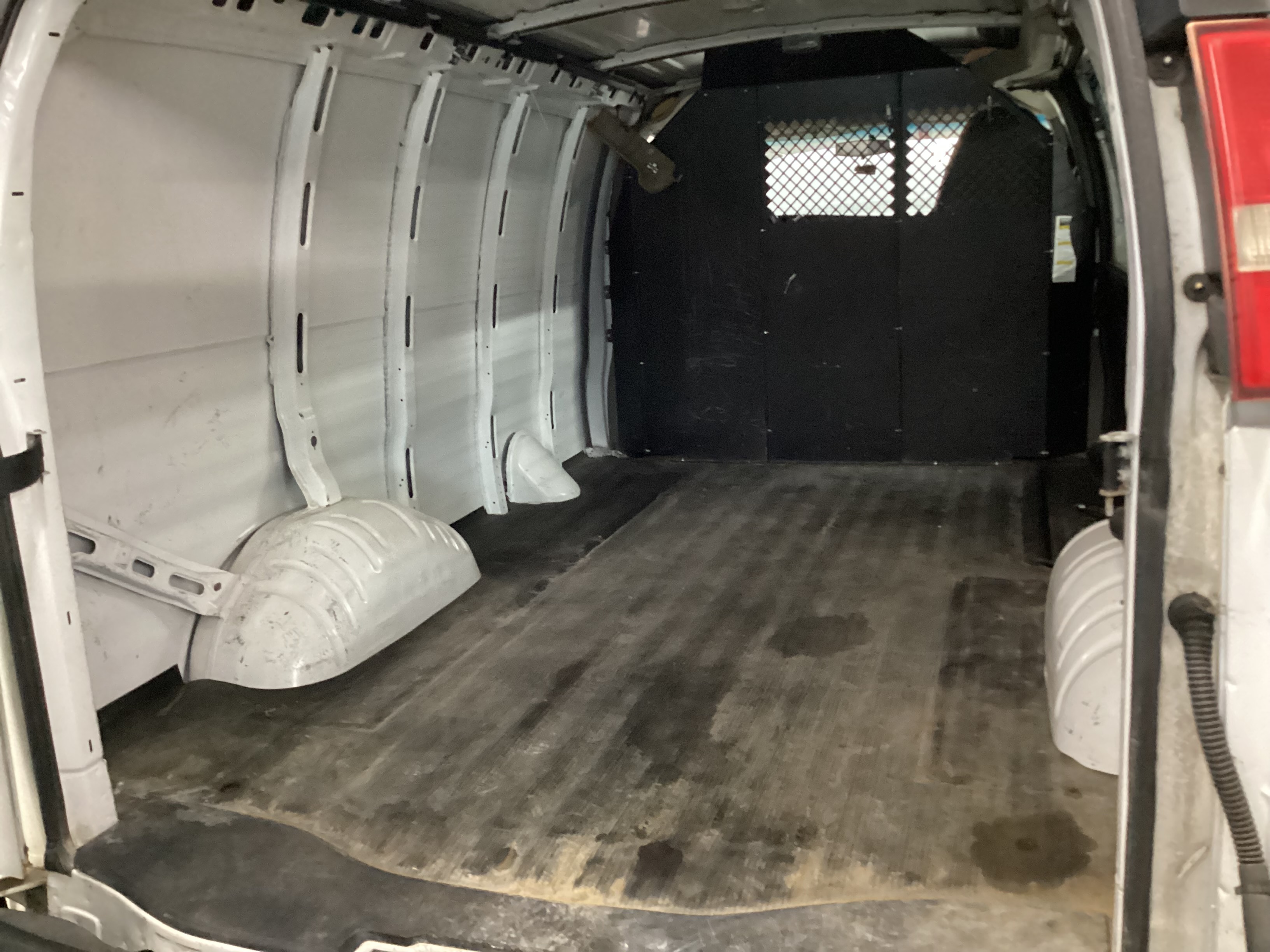 2010 CHEVROLET Express 2500 Cargo Van - Image 11