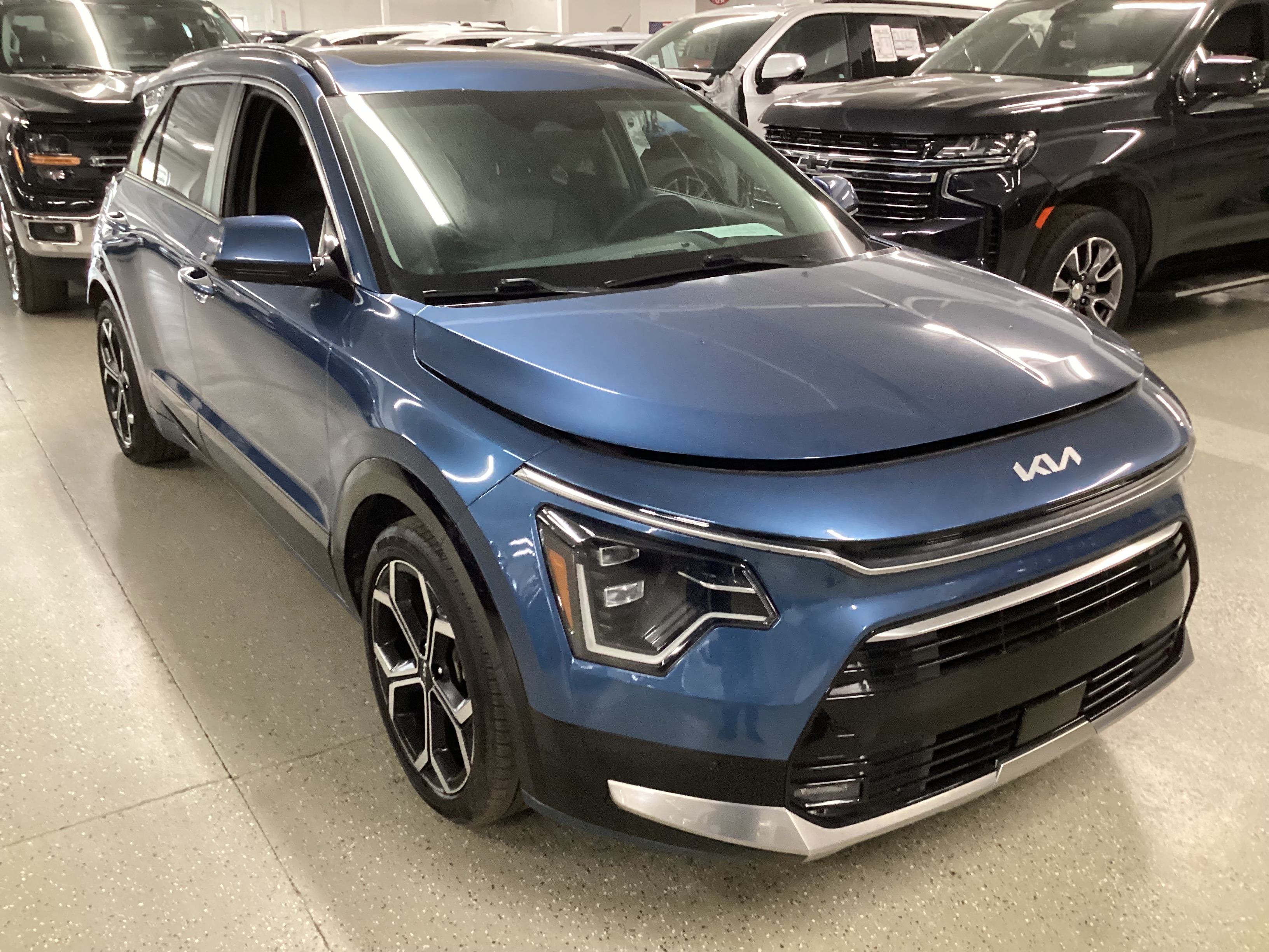 2023 KIA Niro SX Touring Plug-In Hybrid - Image 4