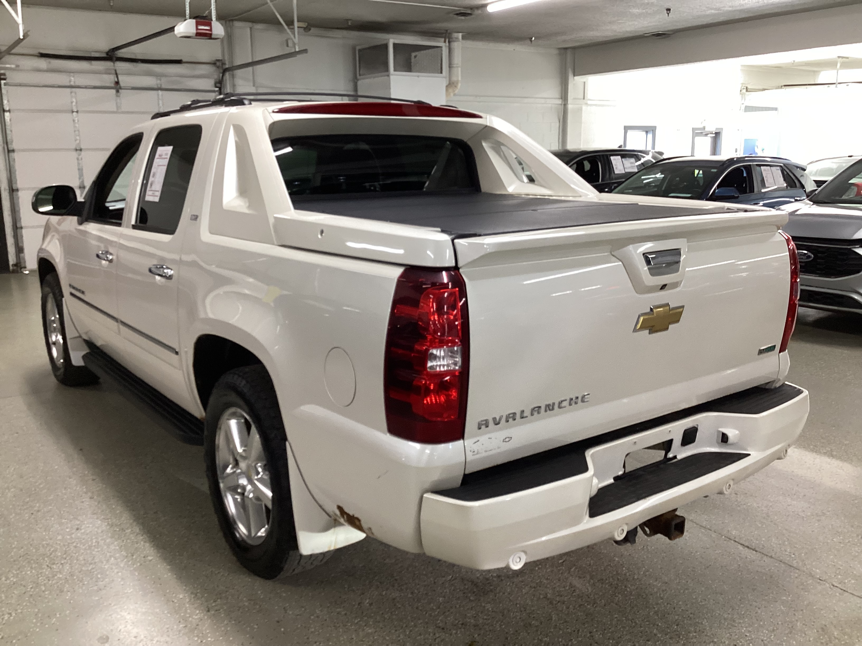 2011 CHEVROLET Avalanche LTZ 4WD - Image 2