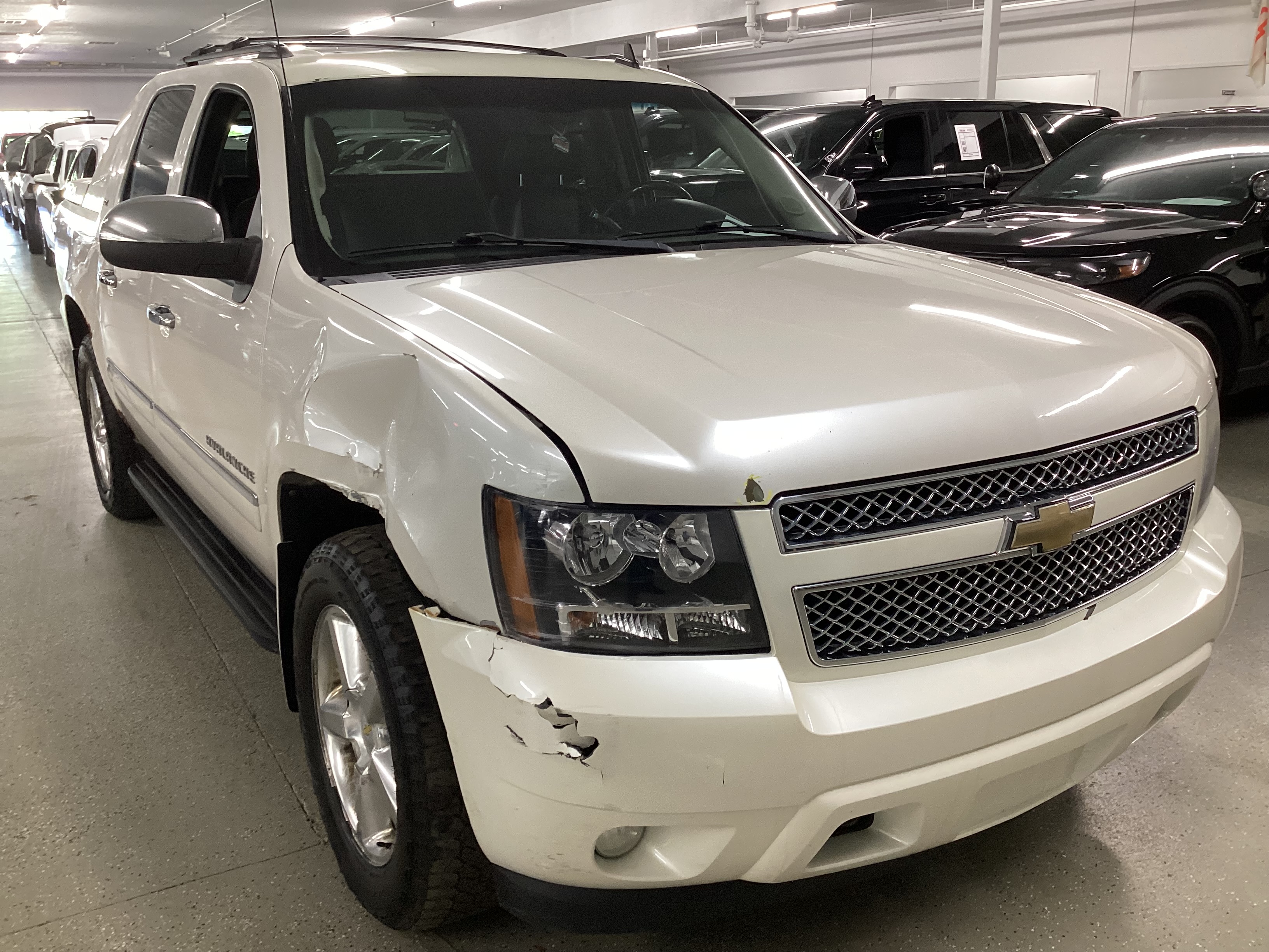 2011 CHEVROLET Avalanche LTZ 4WD - Image 4