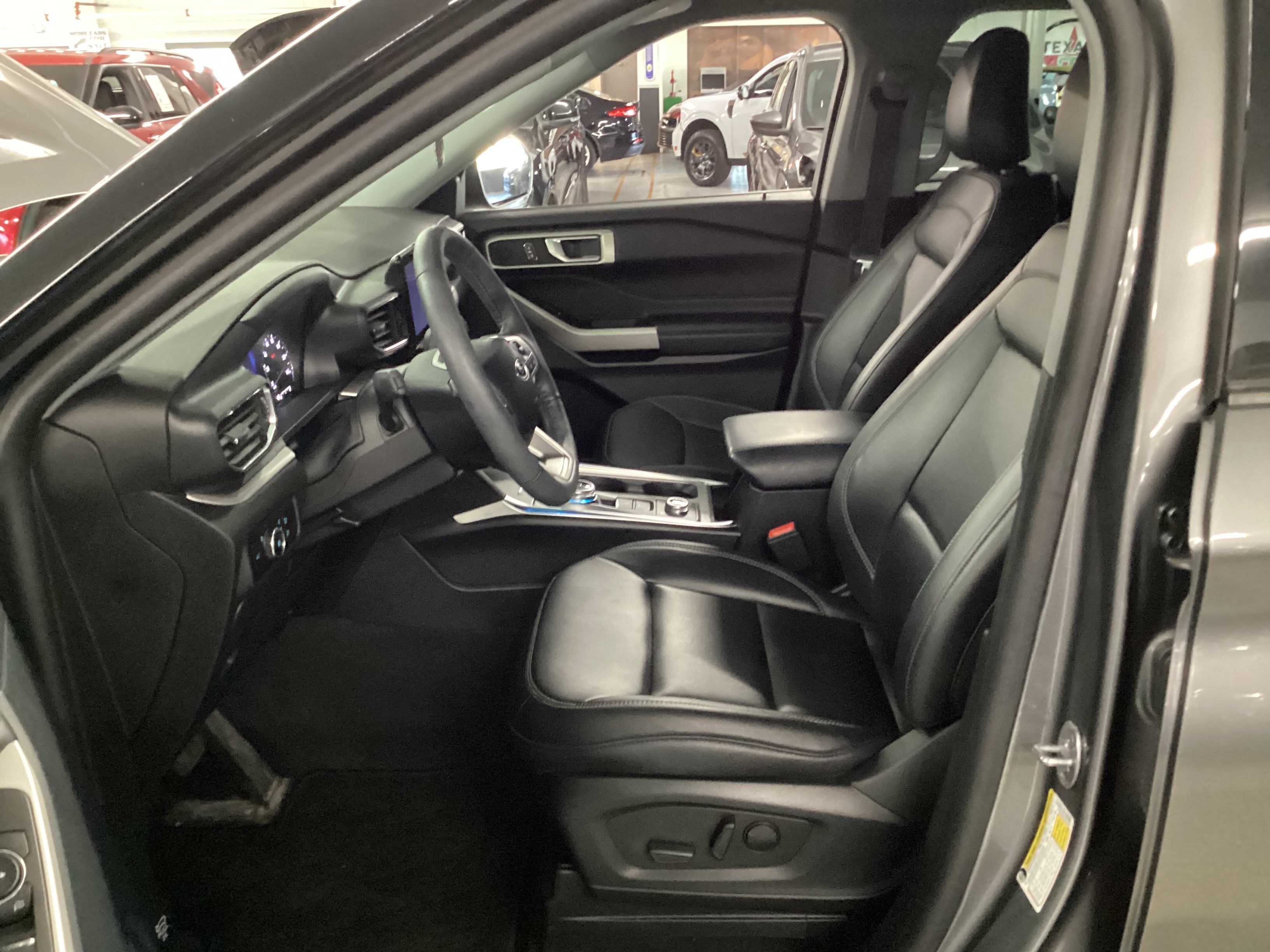 2024 FORD Explorer XLT 4WD - Image 6