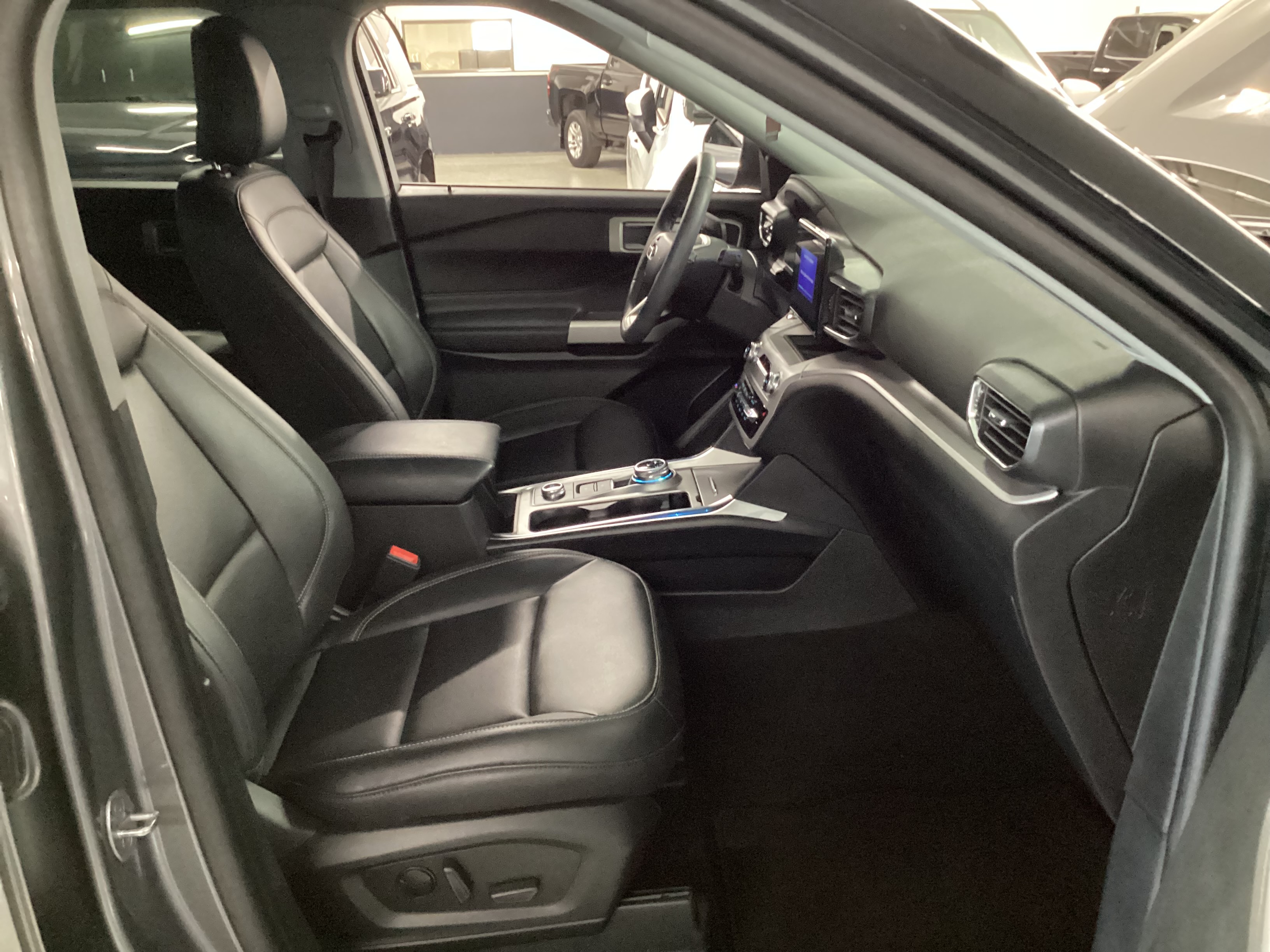 2024 FORD Explorer XLT 4WD - Image 10