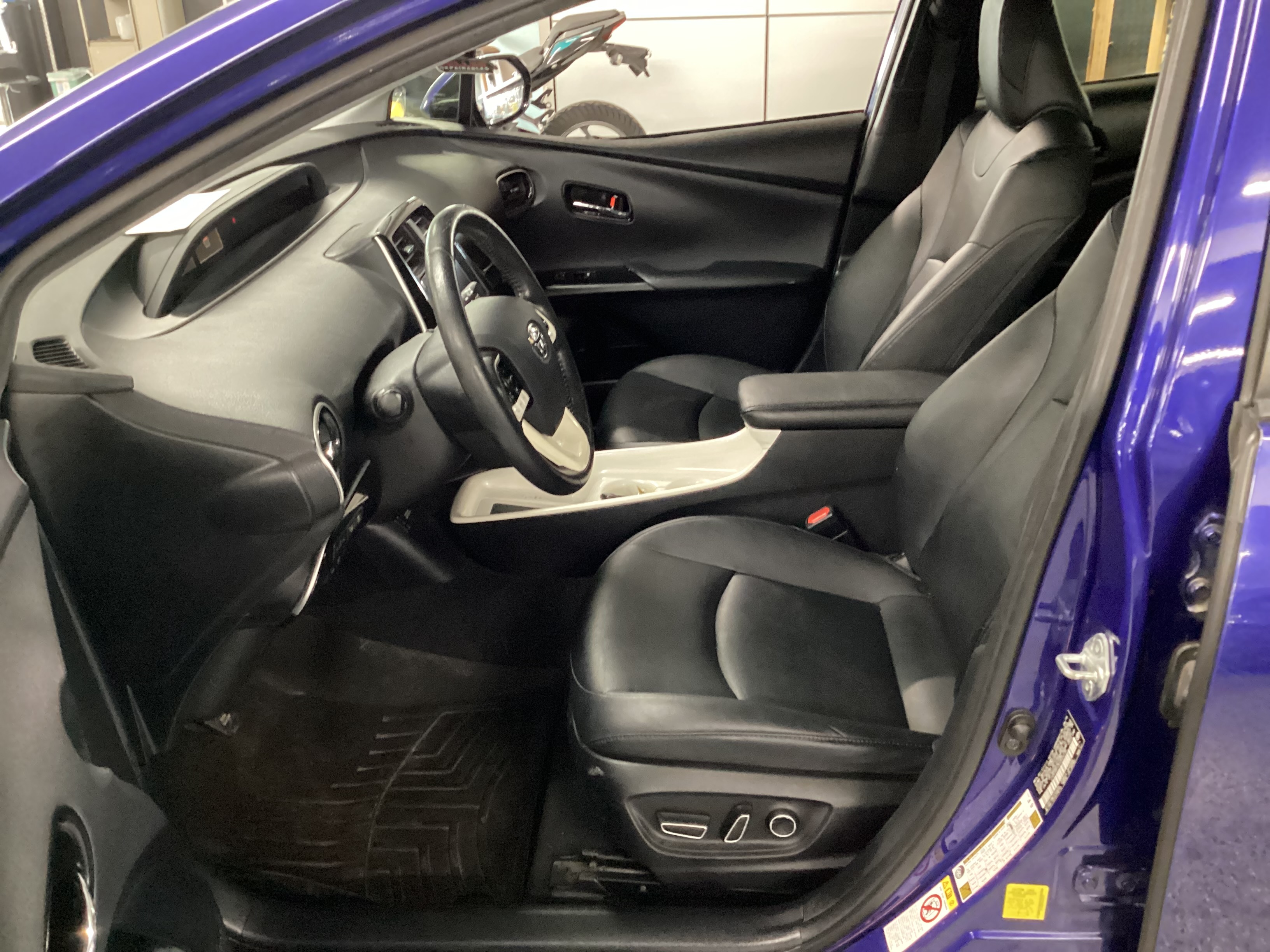 2016 TOYOTA Prius Four - Image 6