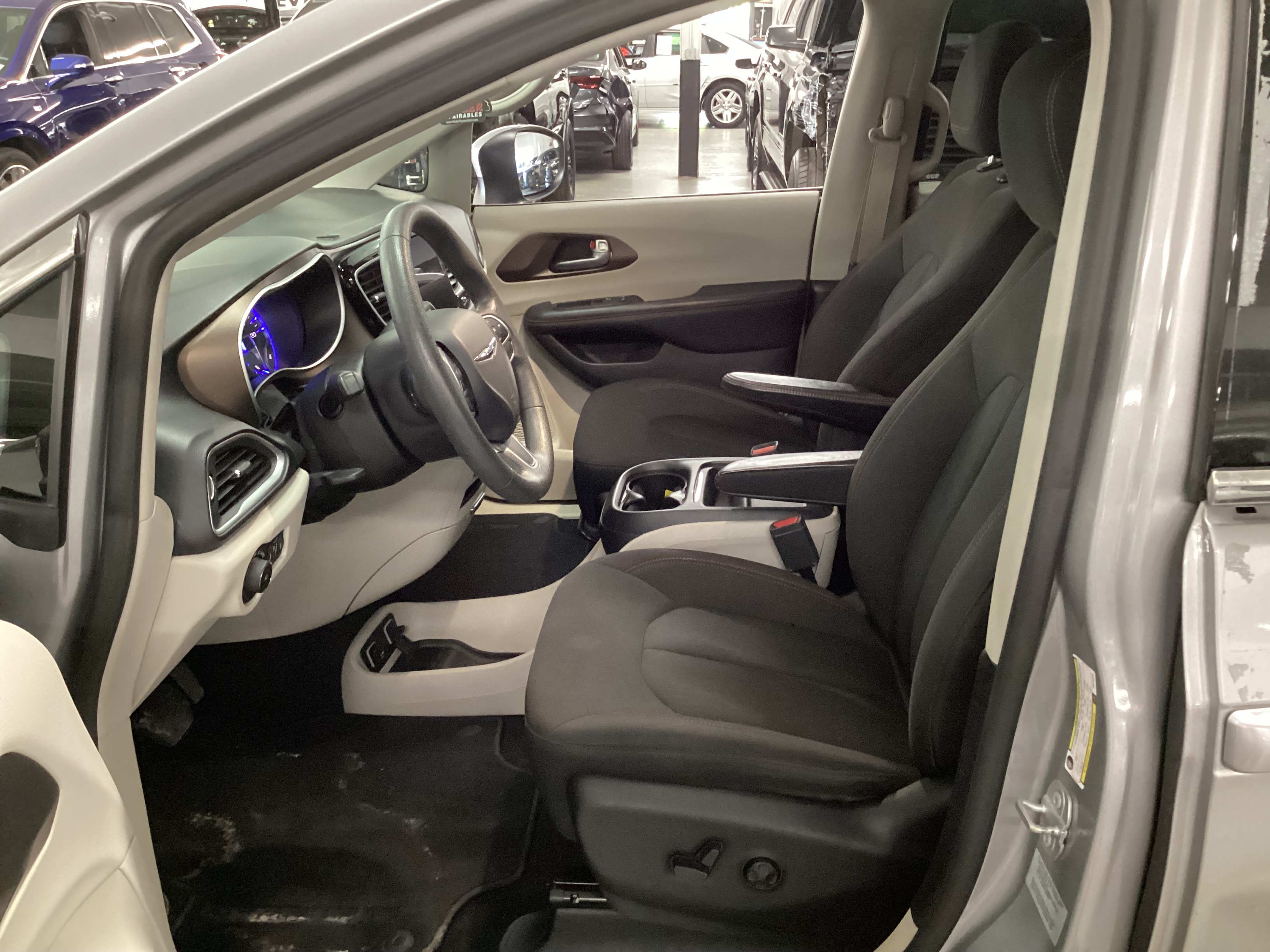 2017 CHRYSLER Pacifica Touring Plus - Image 5