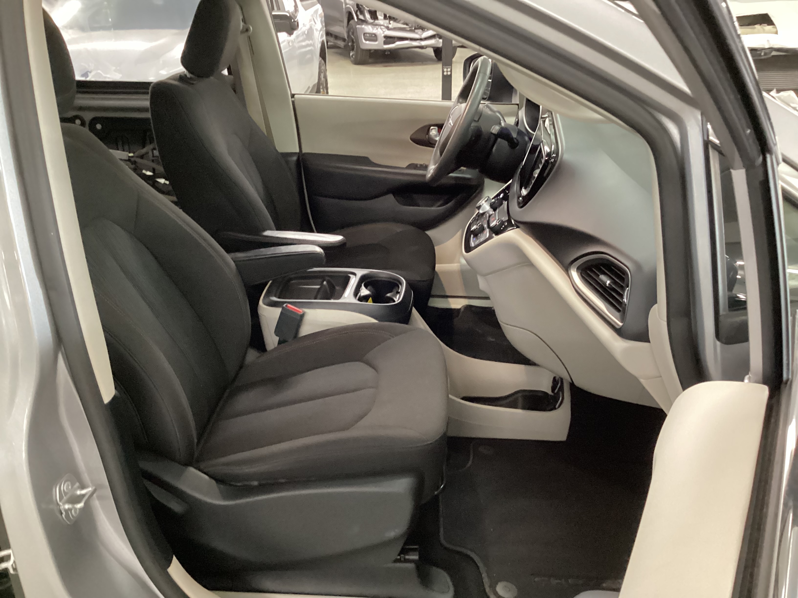 2017 CHRYSLER Pacifica Touring Plus - Image 11