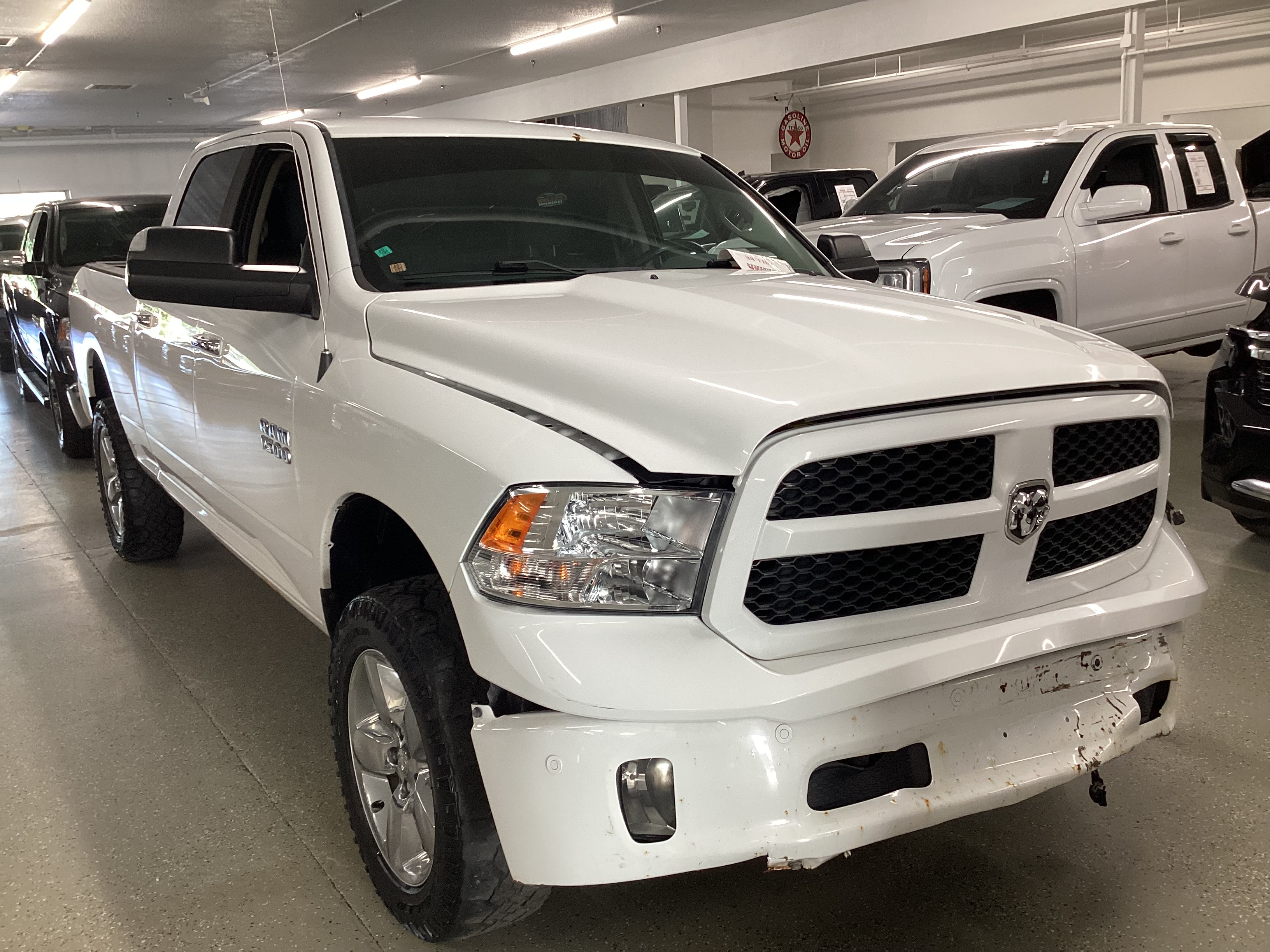 2016 RAM 1500 4WD Crew Cab Big Horn - Image 4