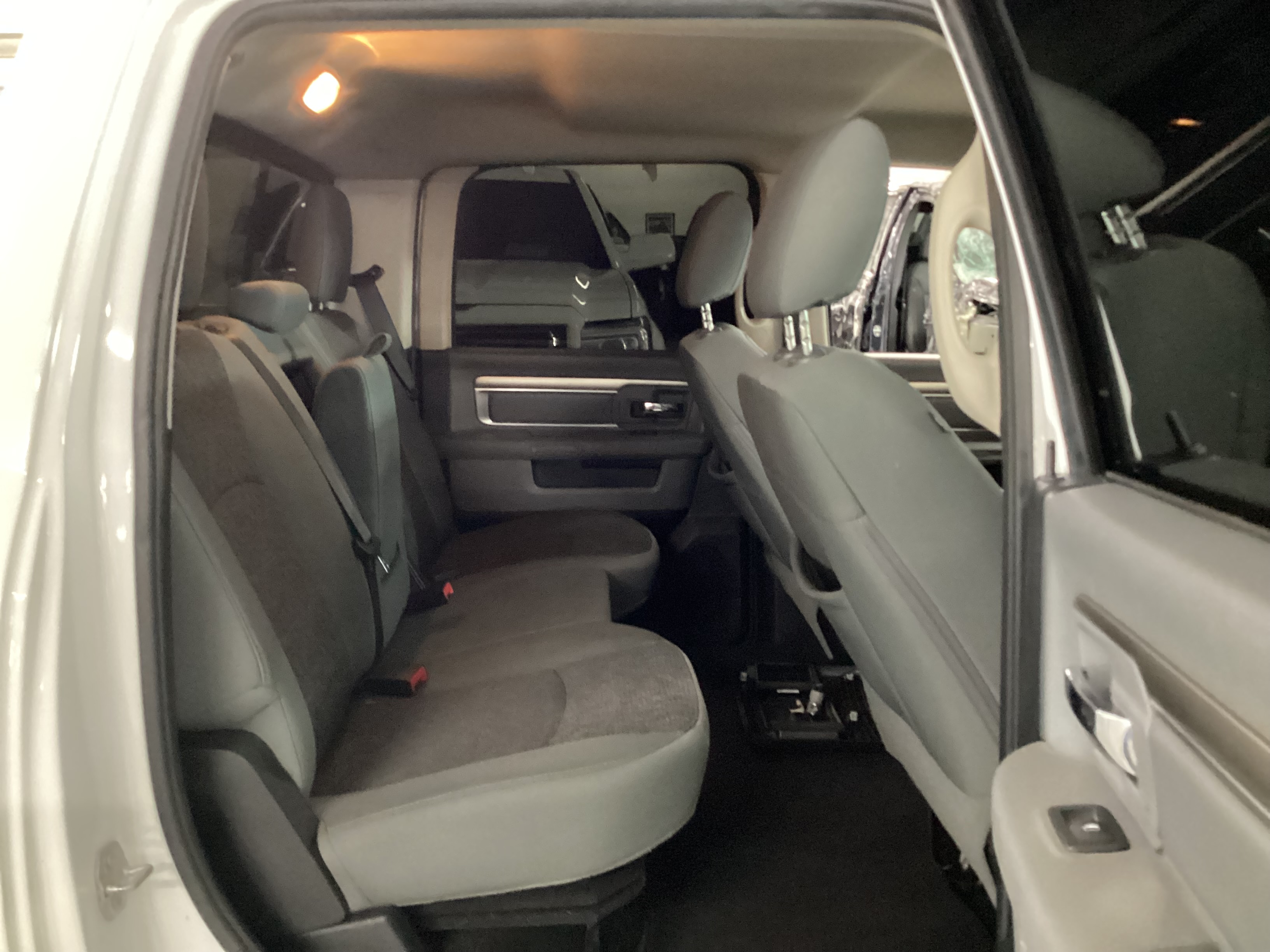 2016 RAM 1500 4WD Crew Cab Big Horn - Image 9