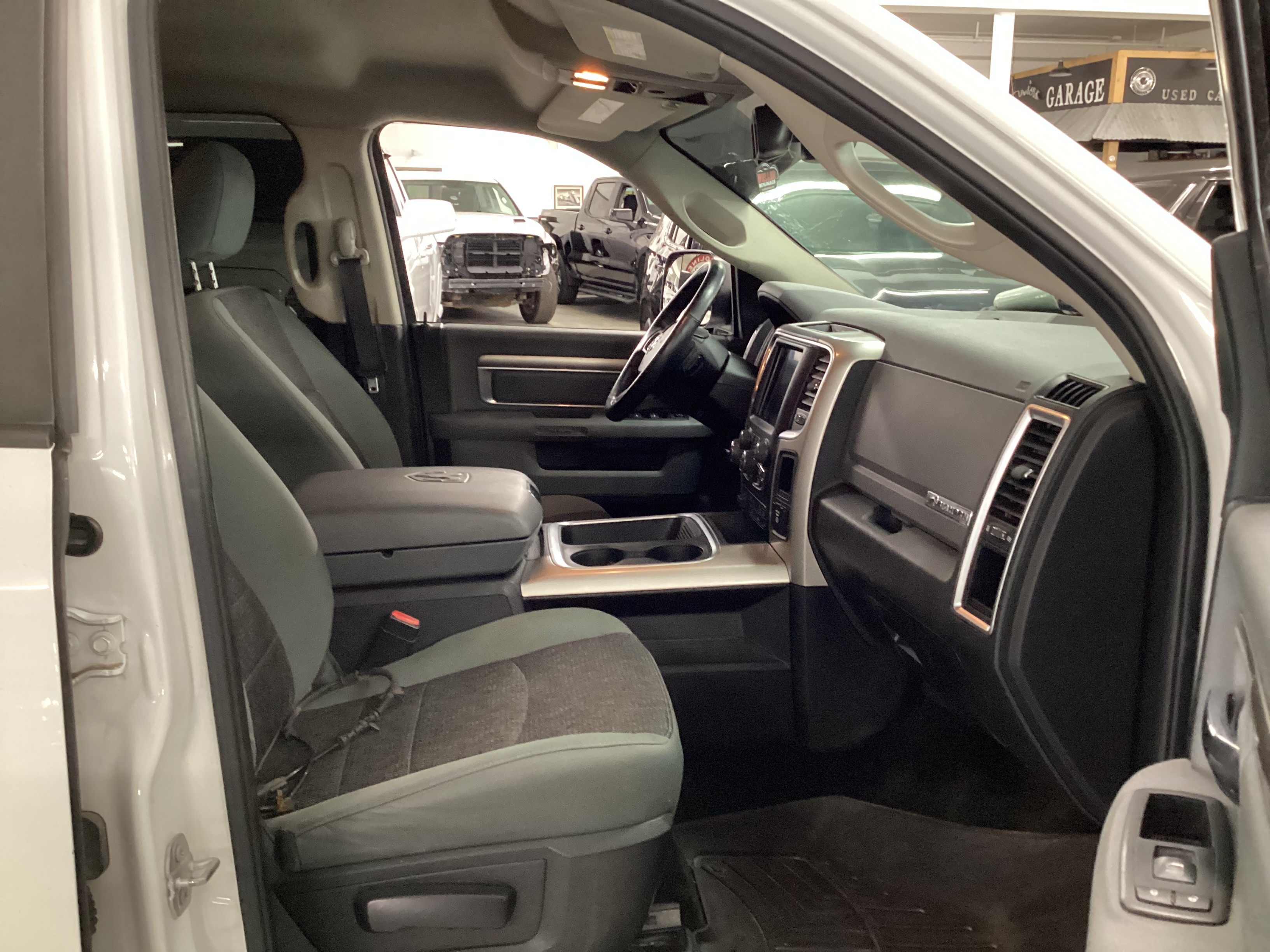 2016 RAM 1500 4WD Crew Cab Big Horn - Image 10