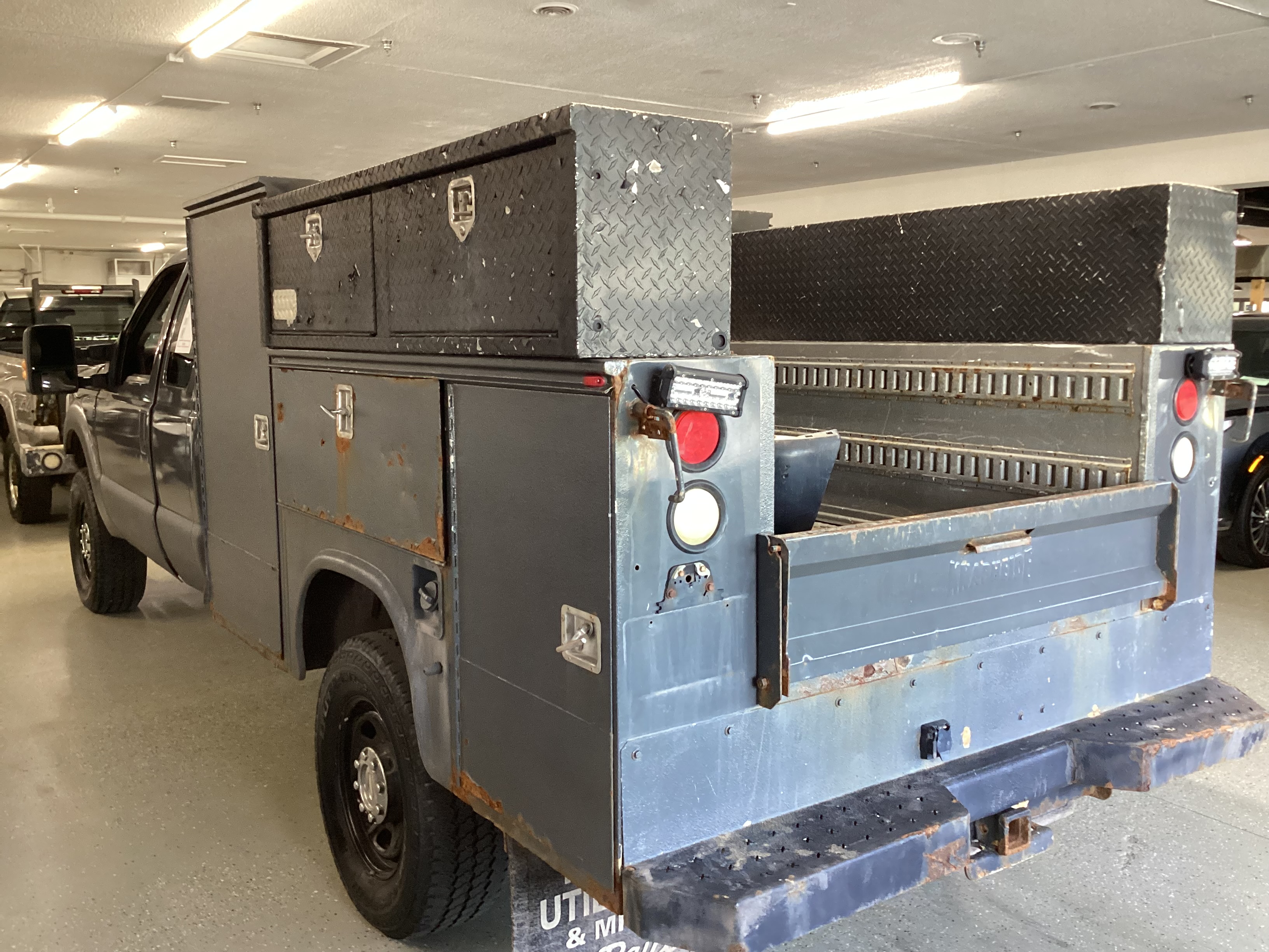 2011 FORD F-350 4WD SuperCab XL - Image 2