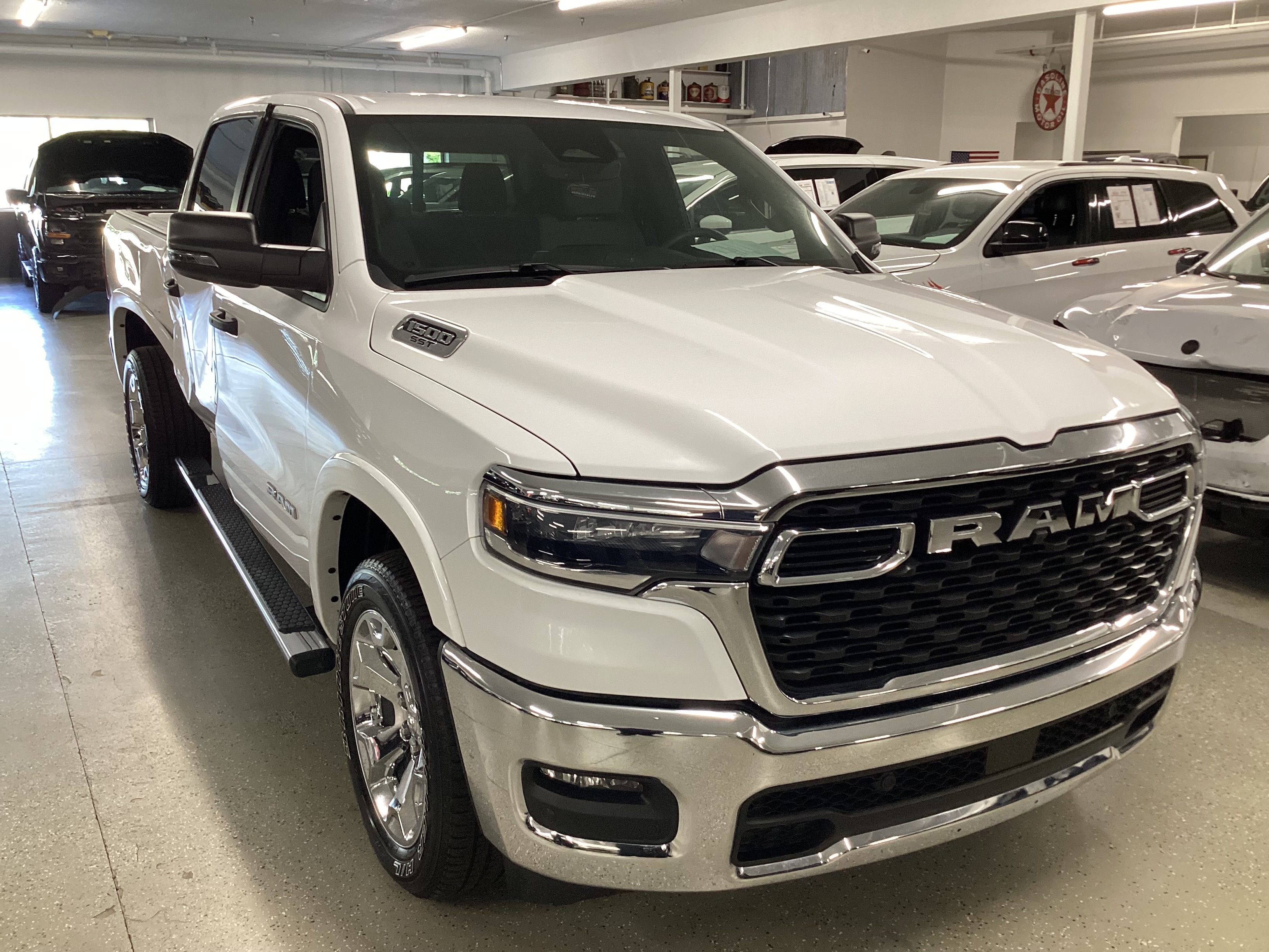 2025 RAM 1500 Big Horn 4WD Crew Cab - Image 4