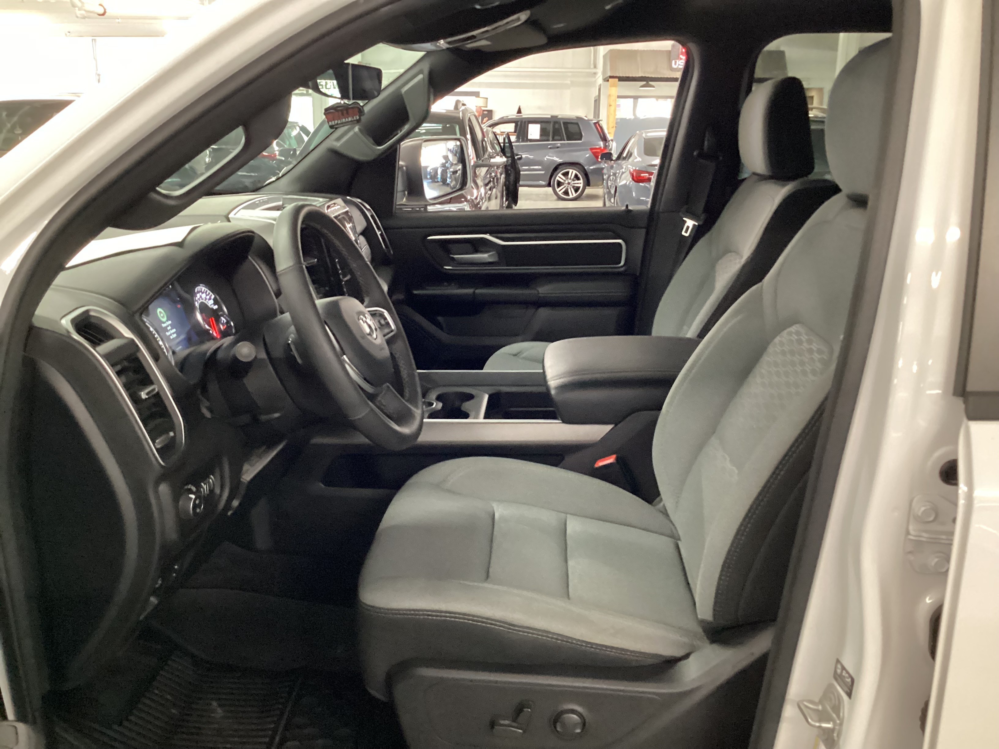 2025 RAM 1500 Big Horn 4WD Crew Cab - Image 5