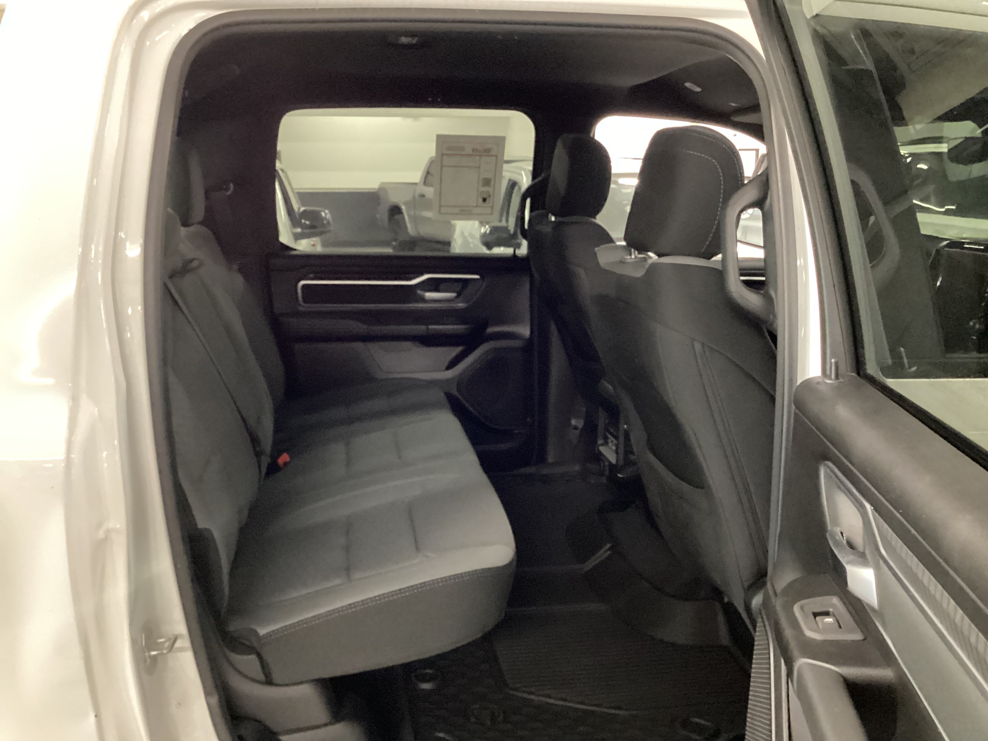 2025 RAM 1500 Big Horn 4WD Crew Cab - Image 10