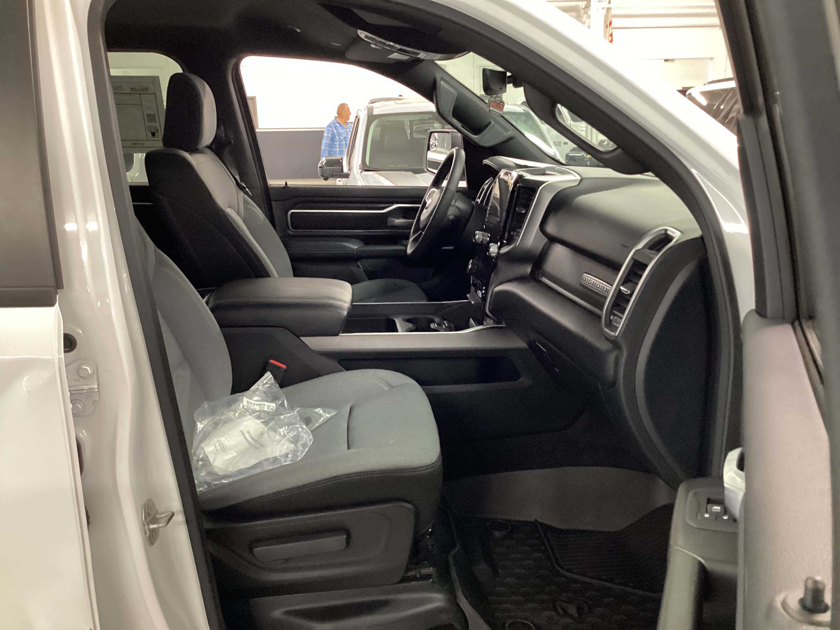 2025 RAM 1500 Big Horn 4WD Crew Cab - Image 12