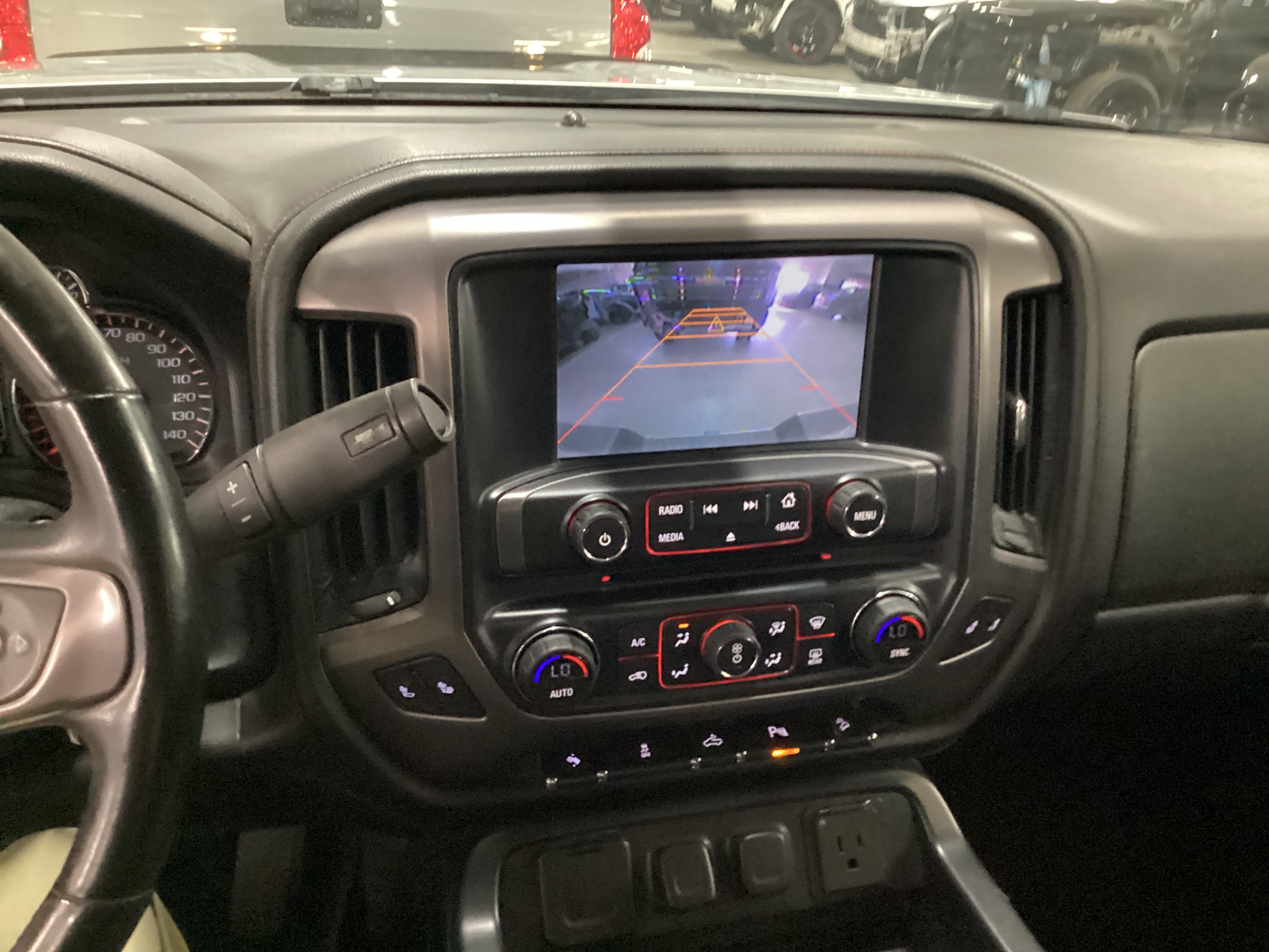 2014 GMC Sierra SLT Crew Cab 4WD - Image 9