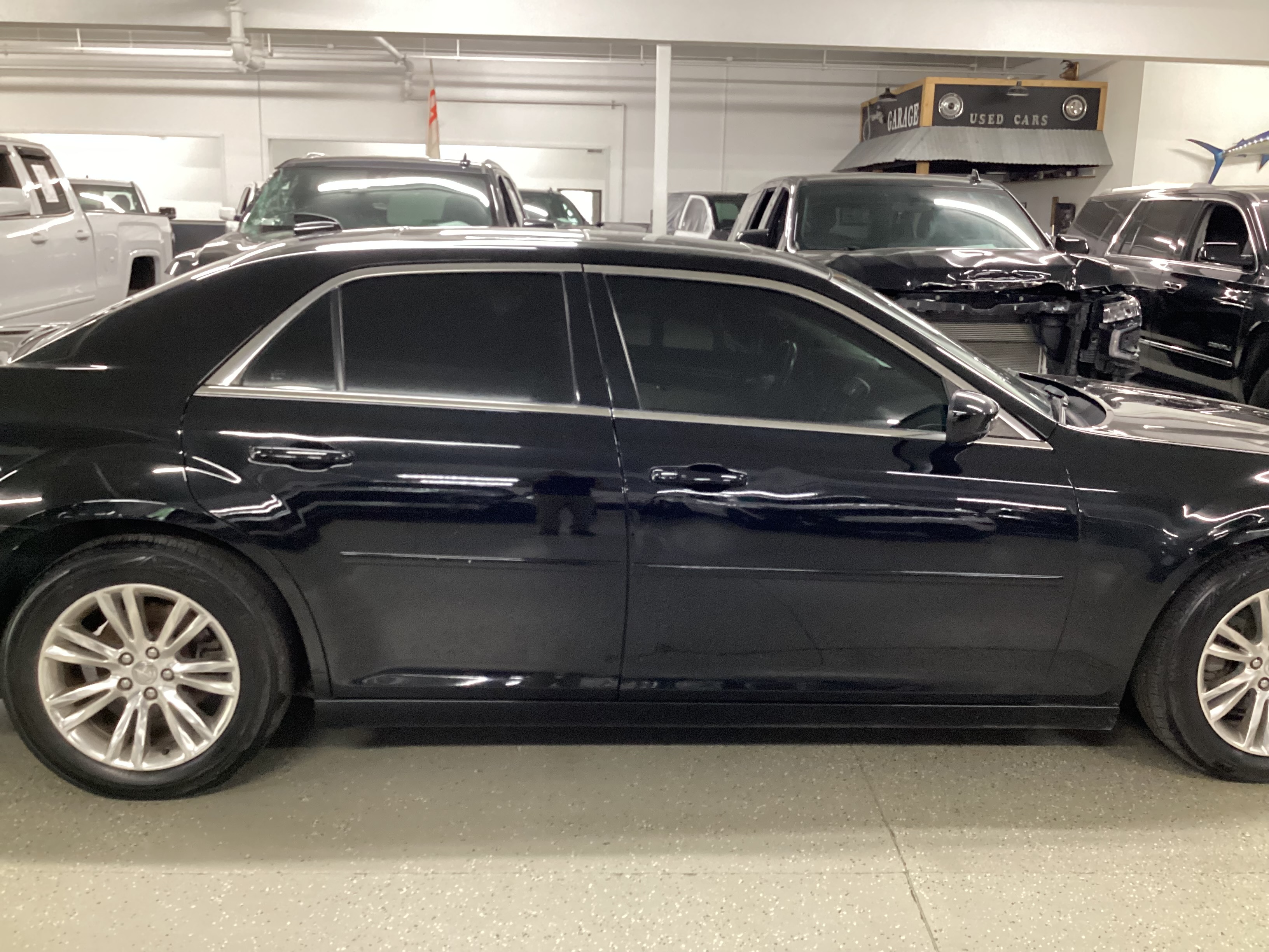 2017 CHRYSLER 300 Limited - Image 6
