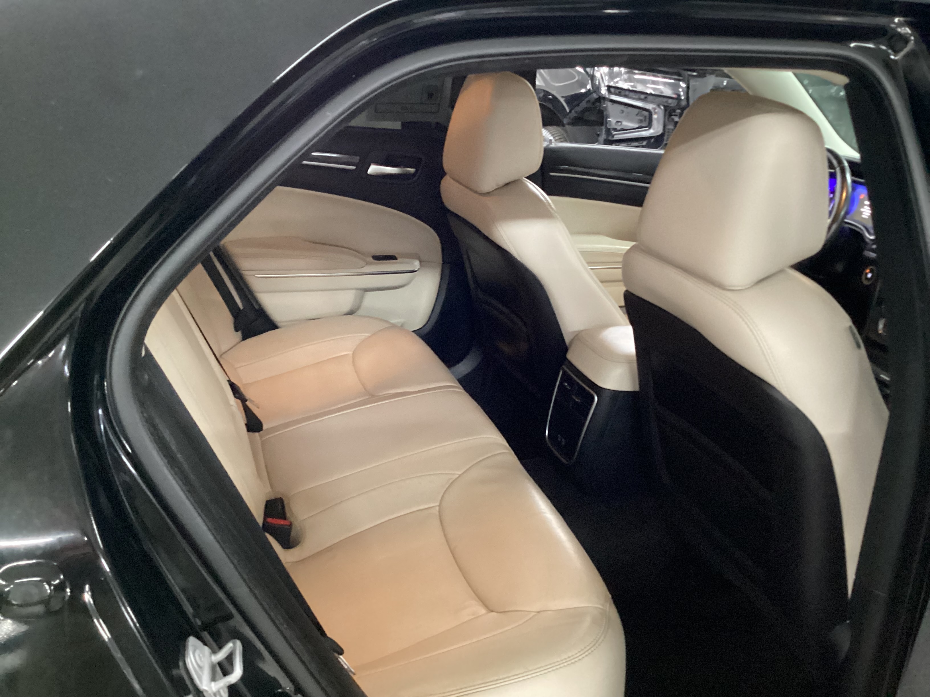 2017 CHRYSLER 300 Limited - Image 13