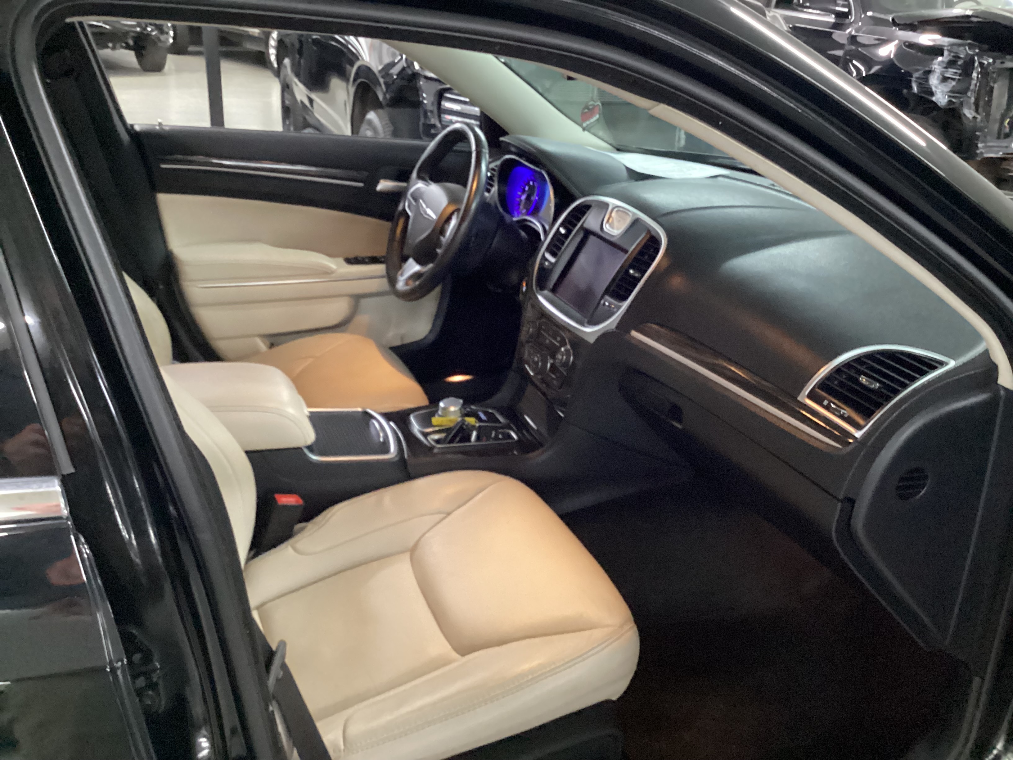 2017 CHRYSLER 300 Limited - Image 14