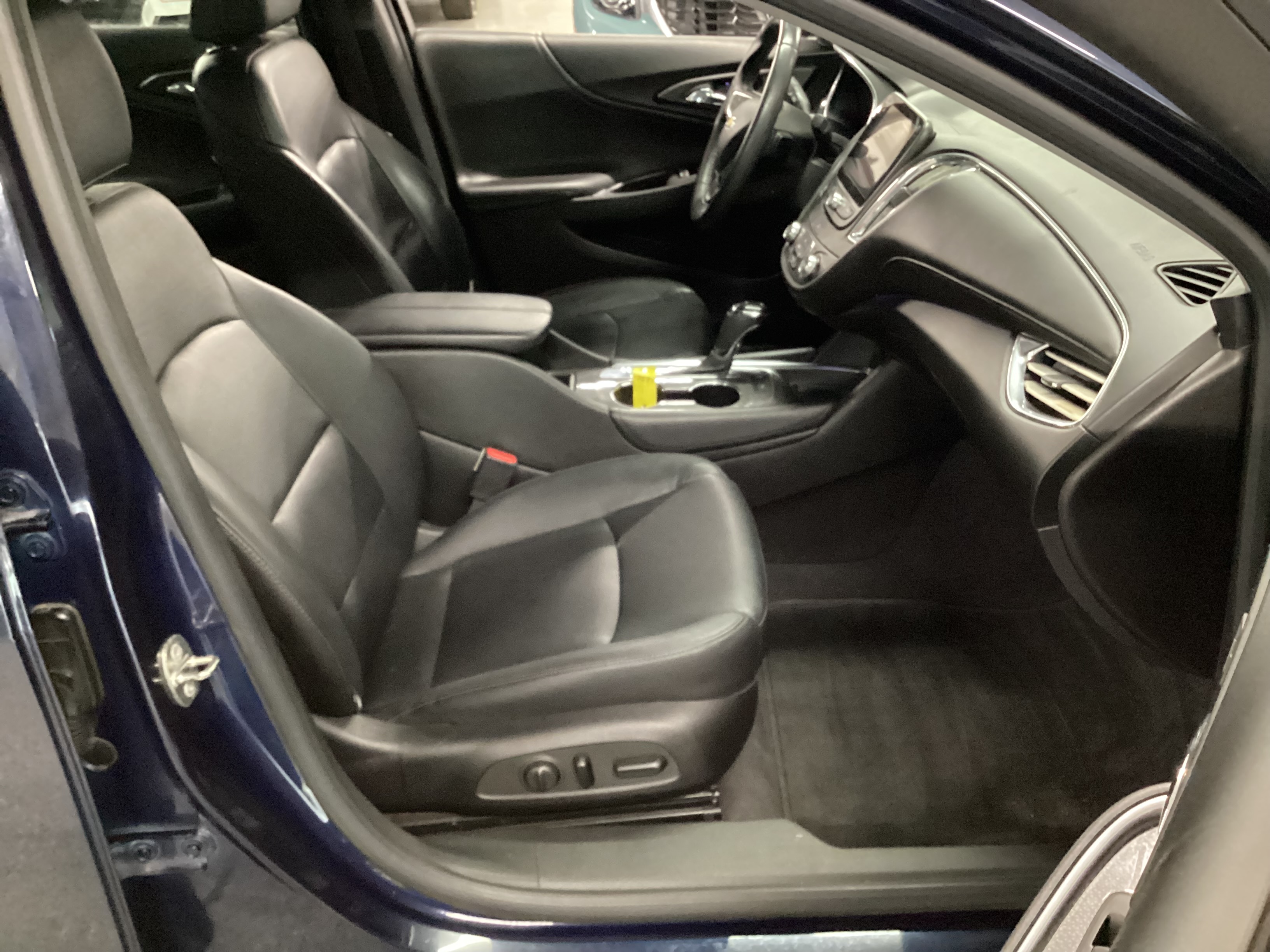 2017 CHEVROLET Malibu 1LT - Image 11