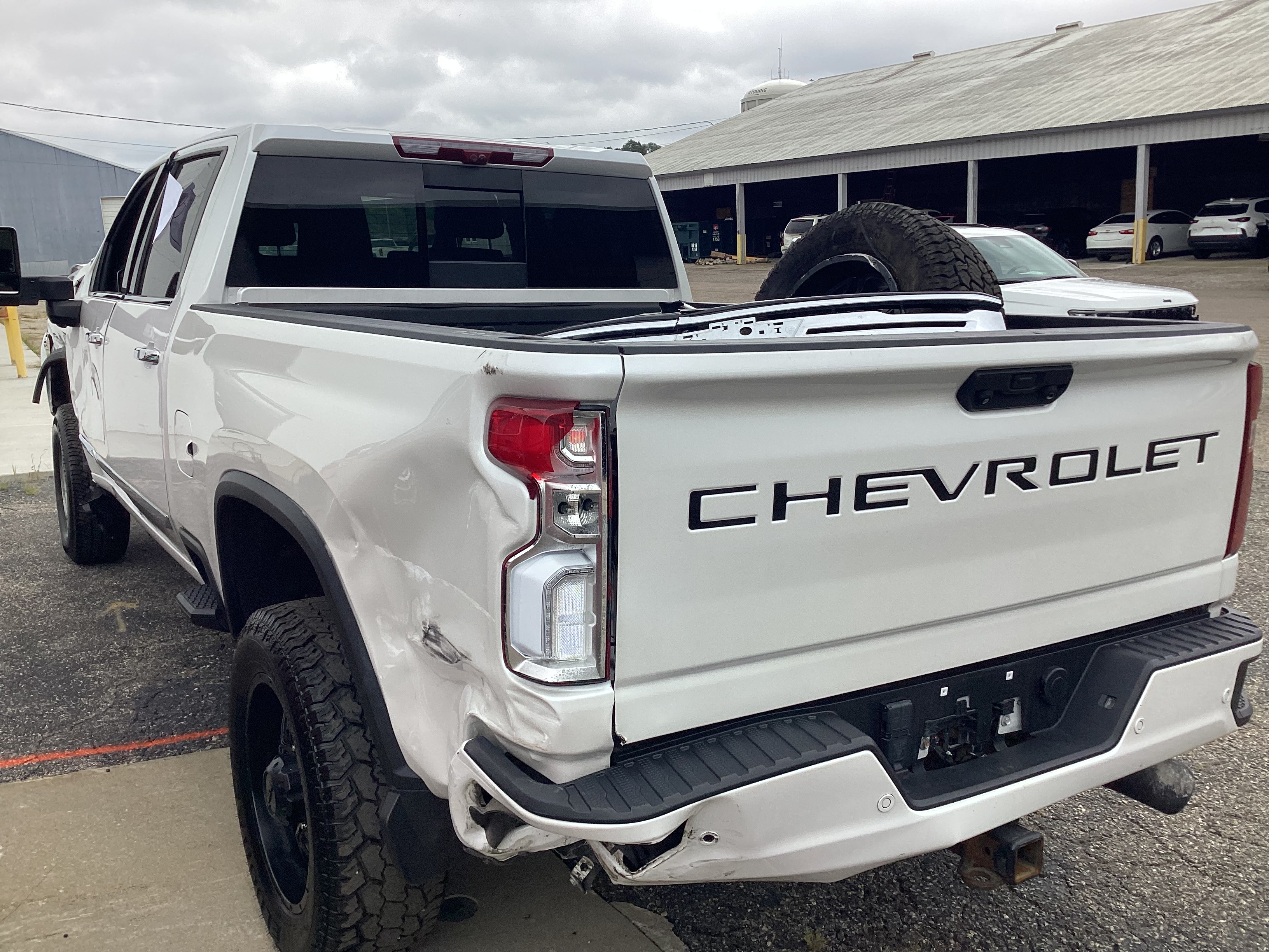 2024 CHEVROLET Silverado 3500HD High Country 4WD Crew Cab - Image 2