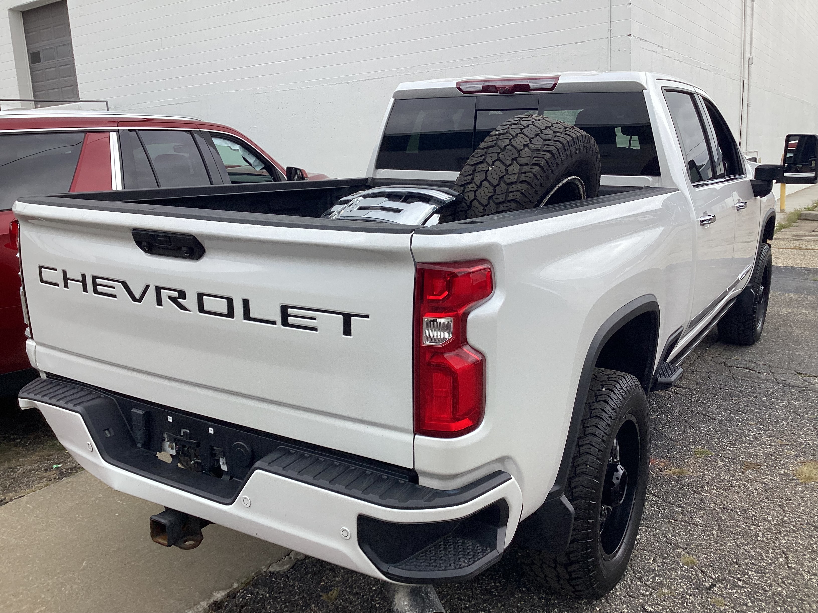 2024 CHEVROLET Silverado 3500HD High Country 4WD Crew Cab - Image 3