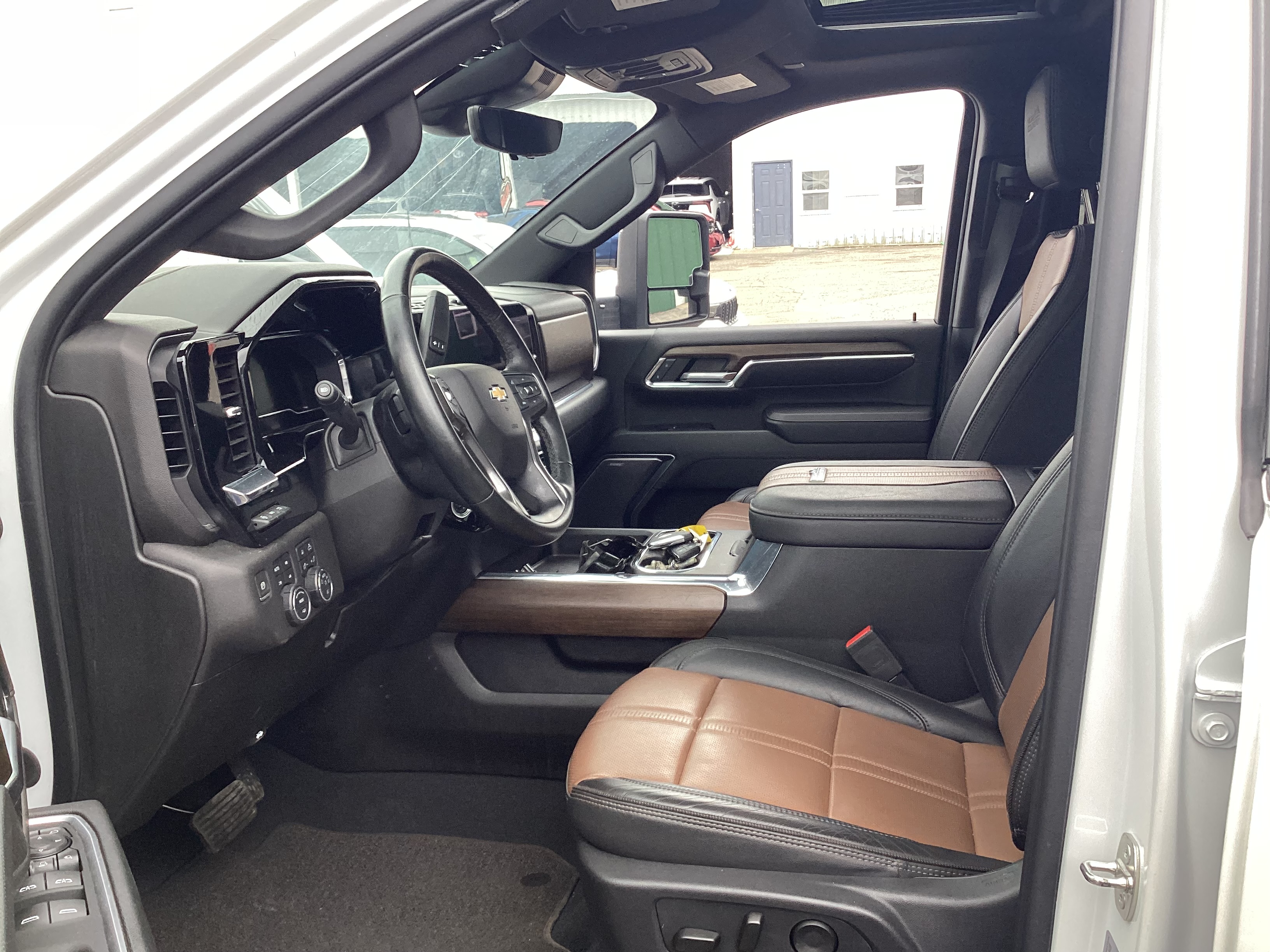 2024 CHEVROLET Silverado 3500HD High Country 4WD Crew Cab - Image 8