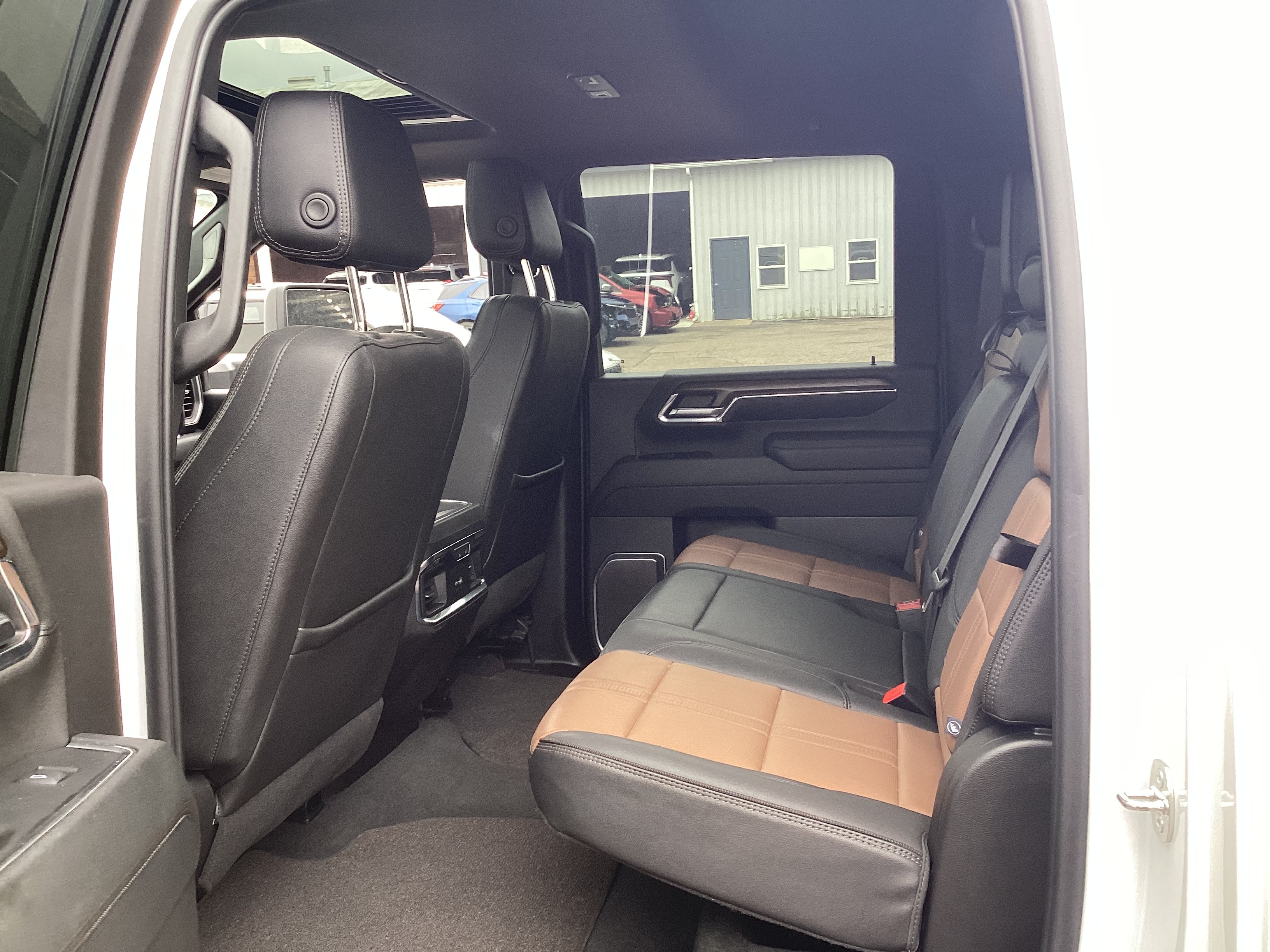 2024 CHEVROLET Silverado 3500HD High Country 4WD Crew Cab - Image 9