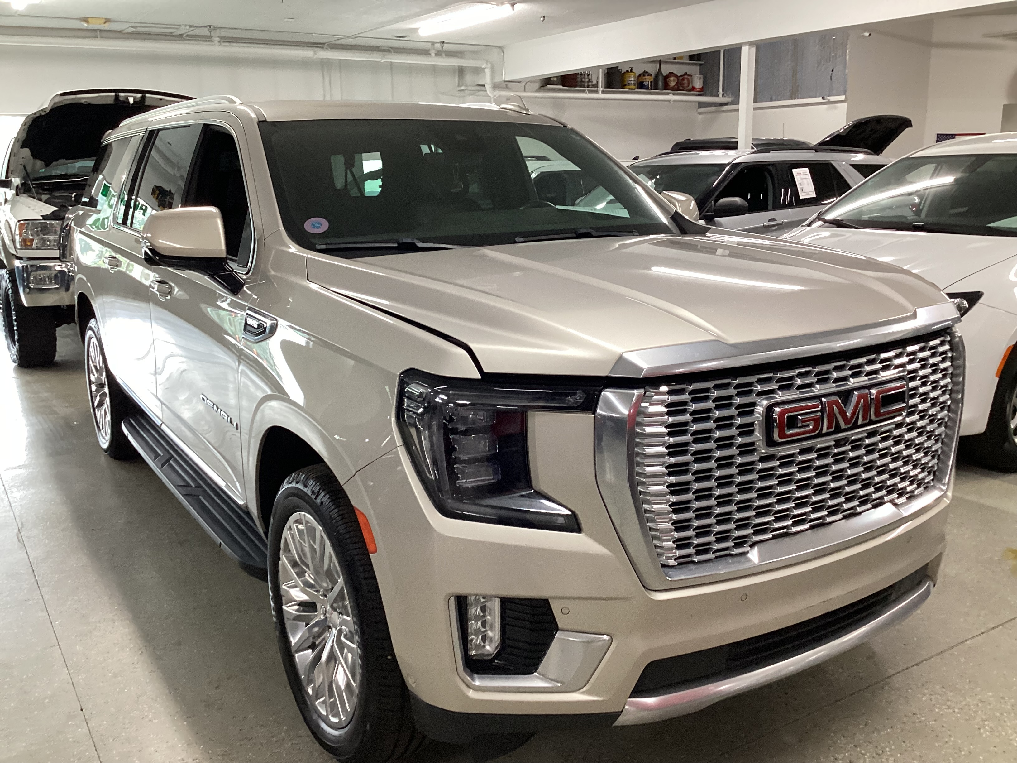 2023 GMC Yukon XL Denali 4WD - Image 4