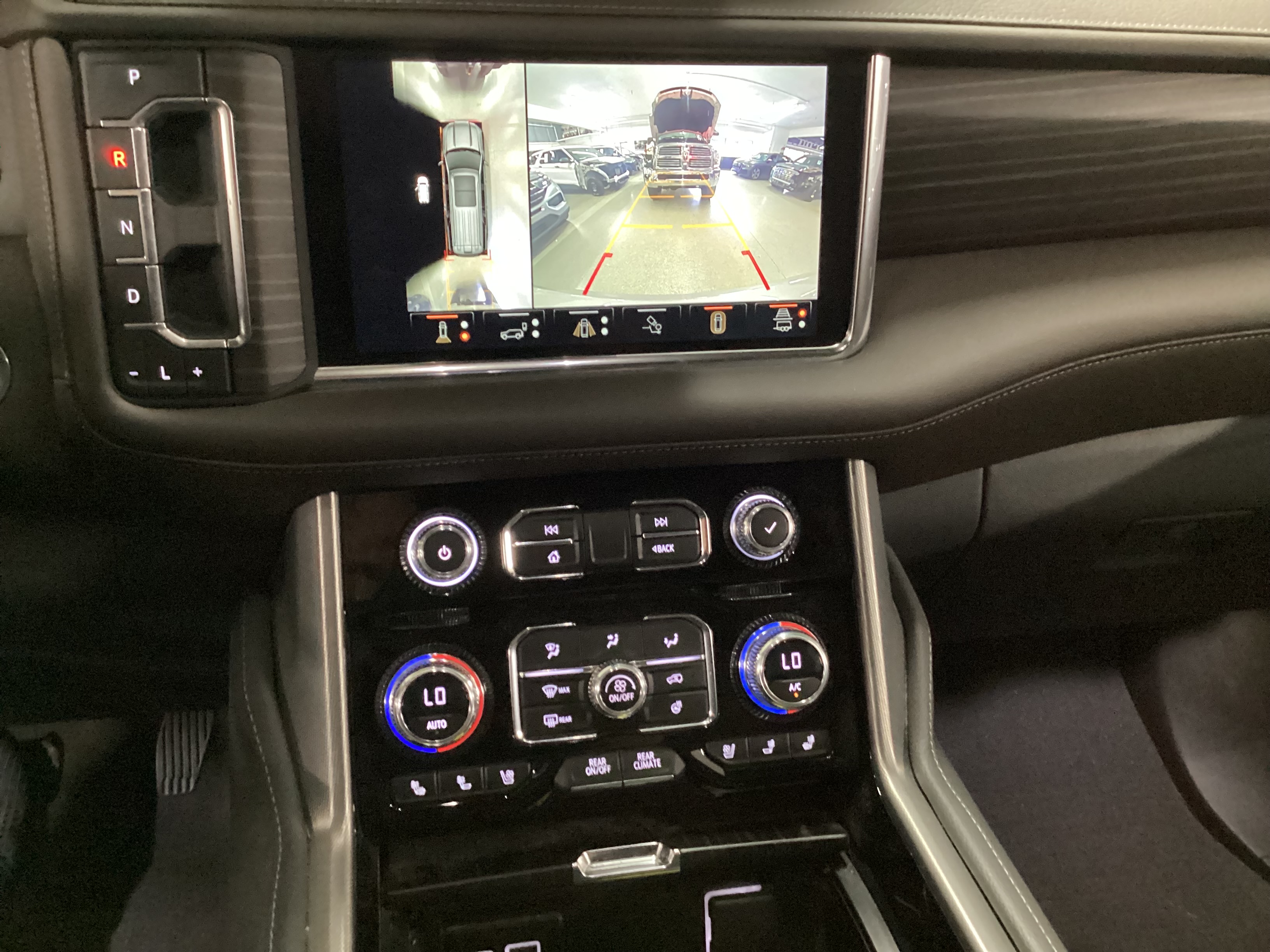 2023 GMC Yukon XL Denali 4WD - Image 7