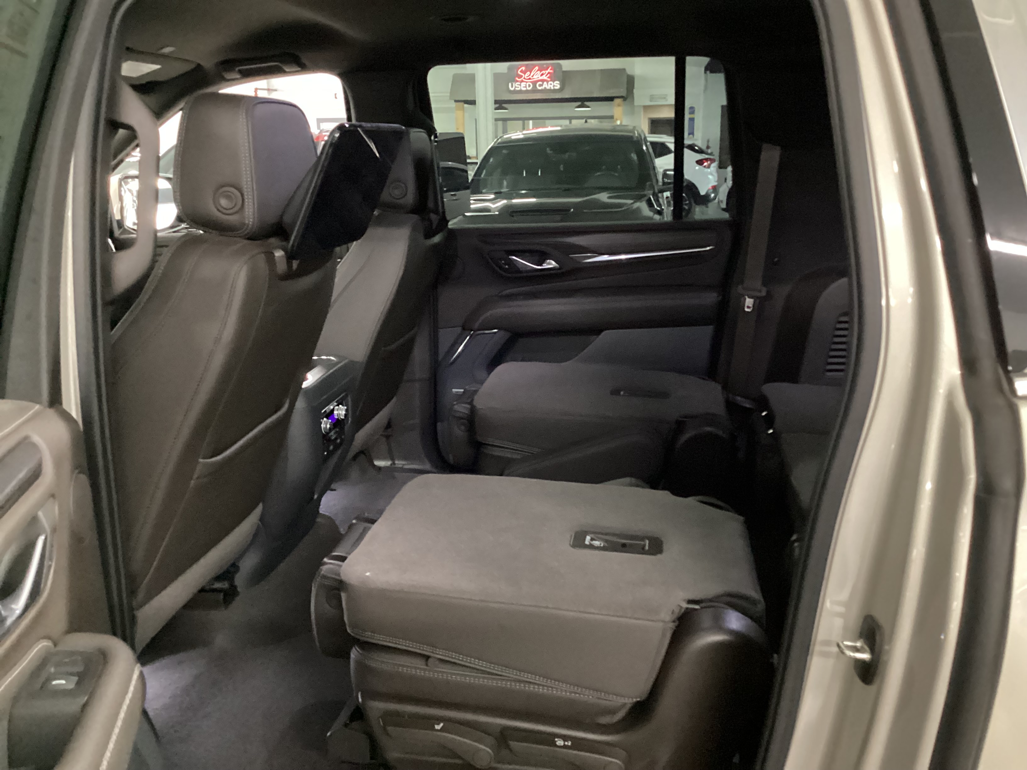 2023 GMC Yukon XL Denali 4WD - Image 9
