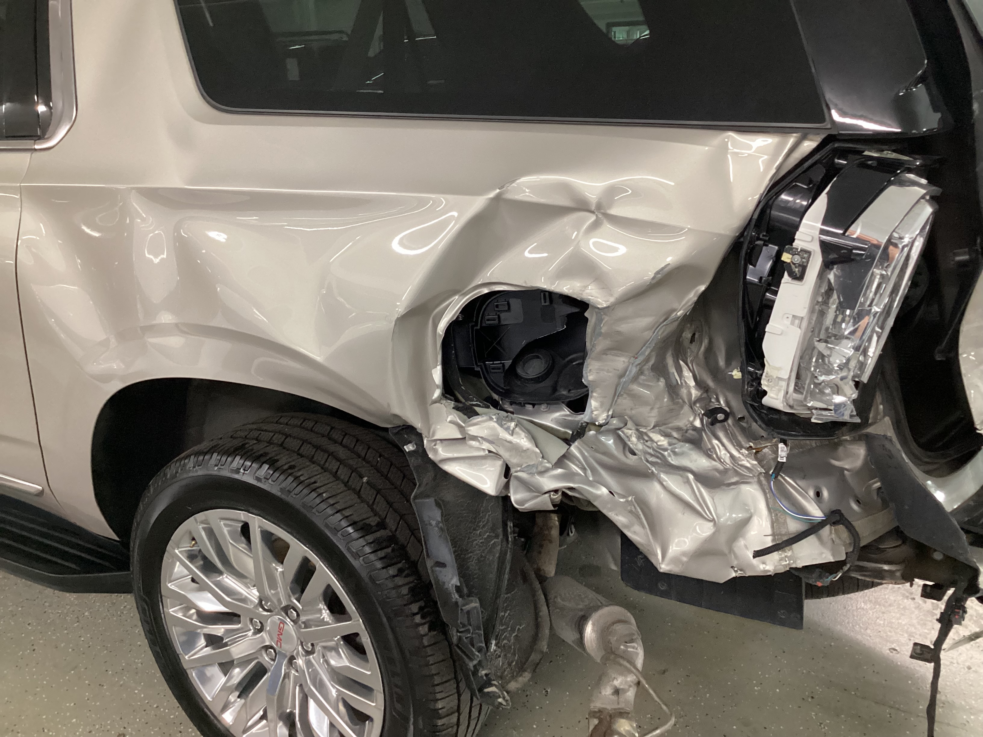2023 GMC Yukon XL Denali 4WD - Image 10