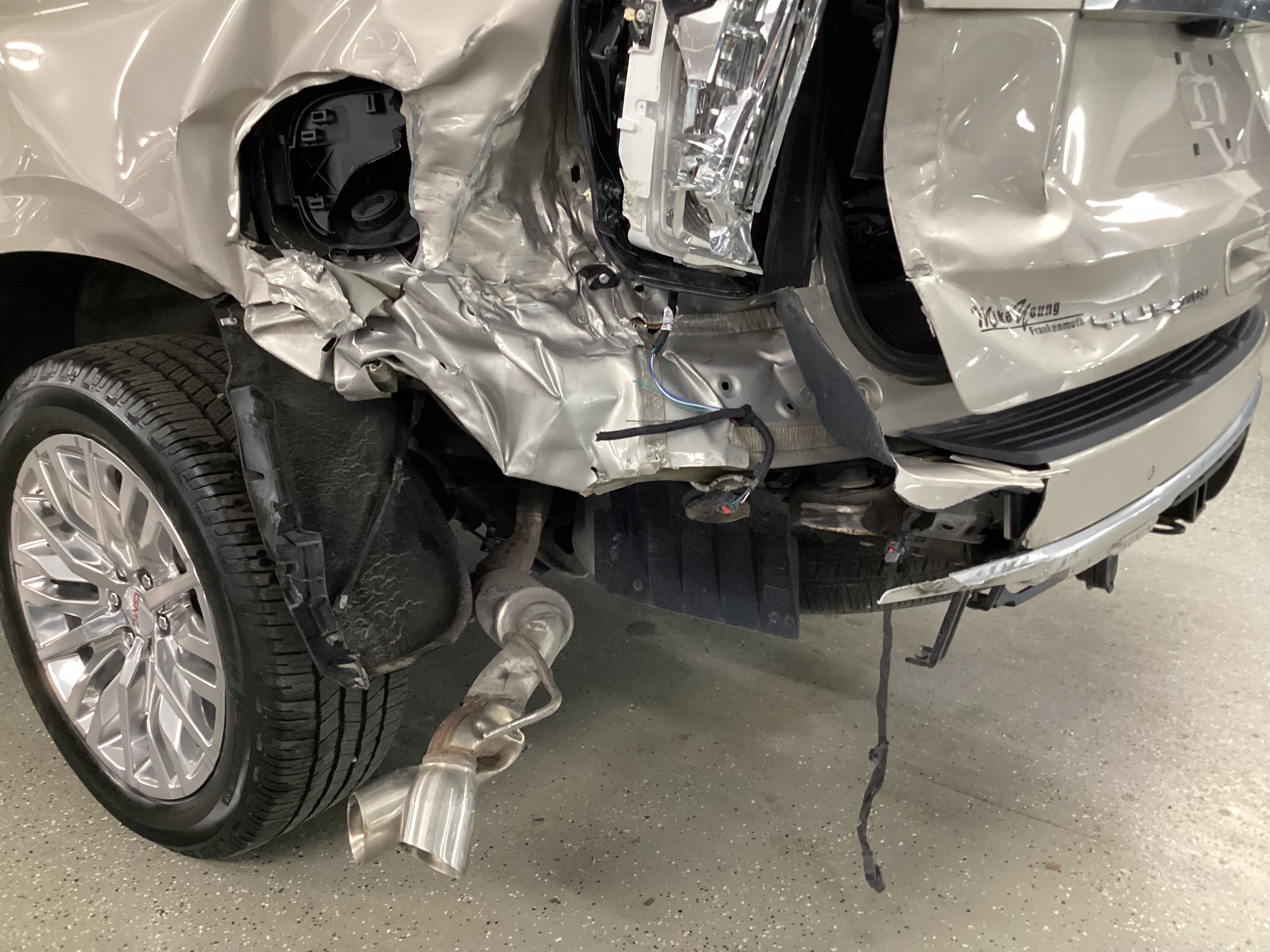 2023 GMC Yukon XL Denali 4WD - Image 11