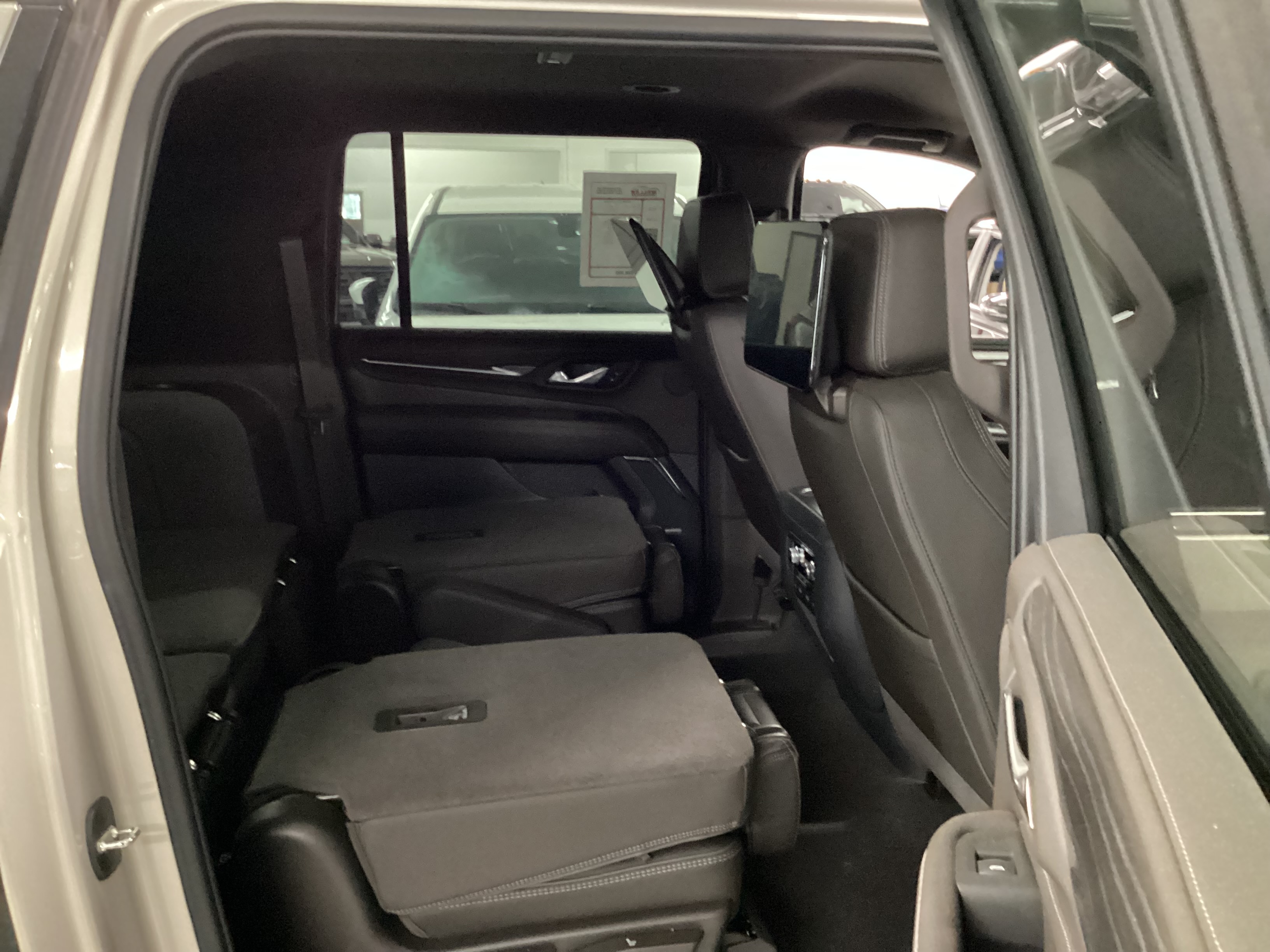 2023 GMC Yukon XL Denali 4WD - Image 14