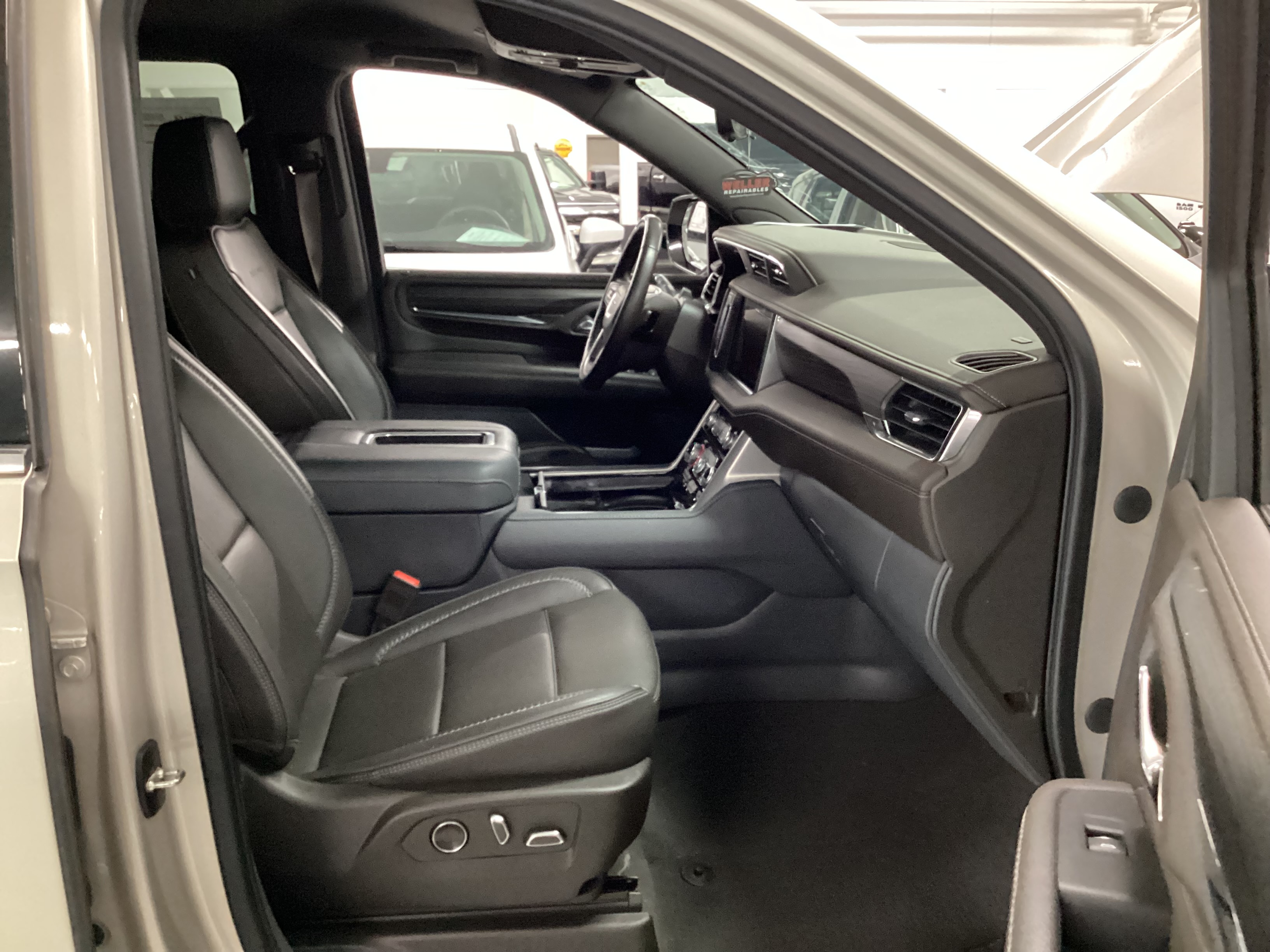 2023 GMC Yukon XL Denali 4WD - Image 15
