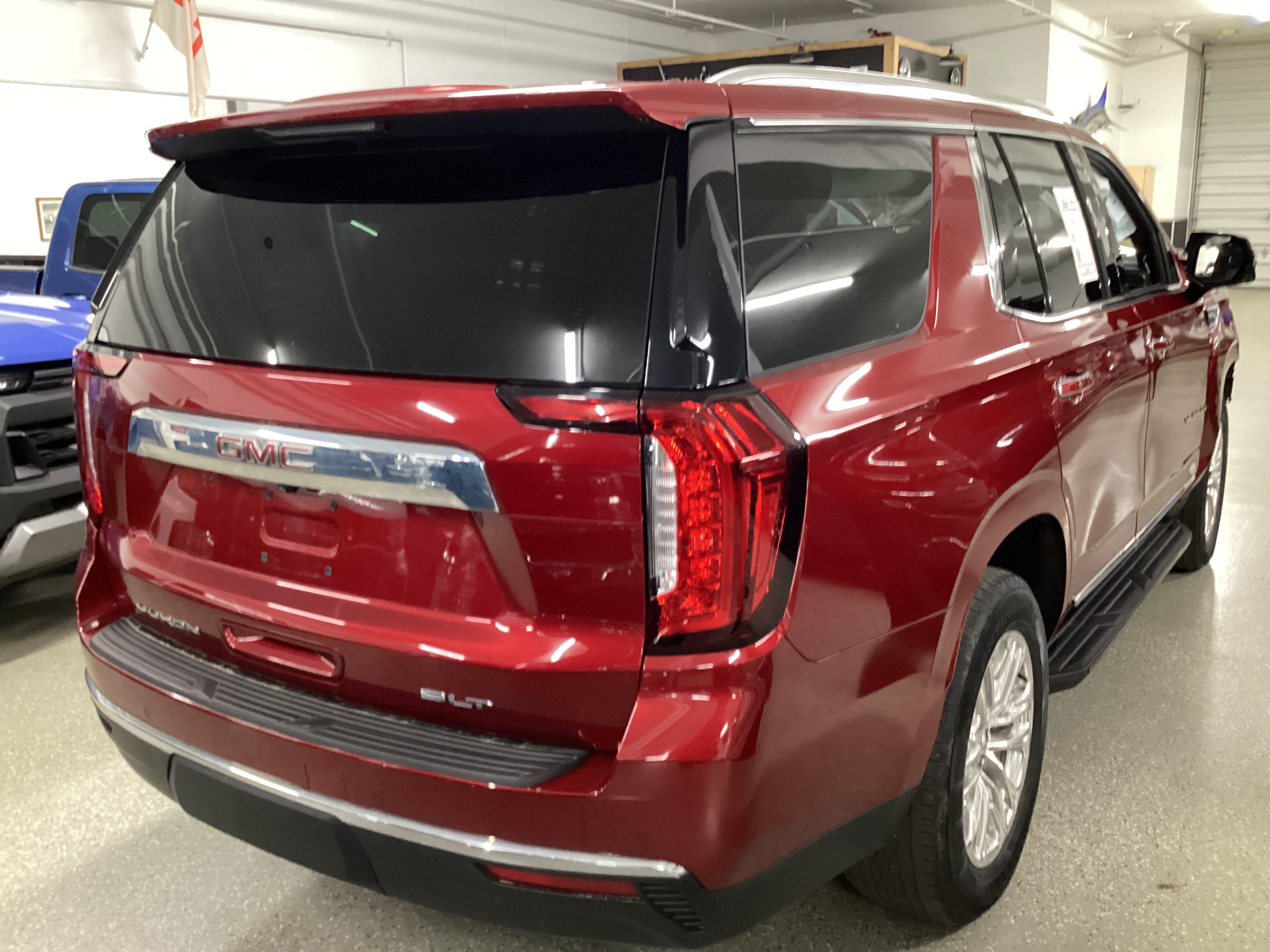 2022 GMC Yukon SLT 4WD - Image 3