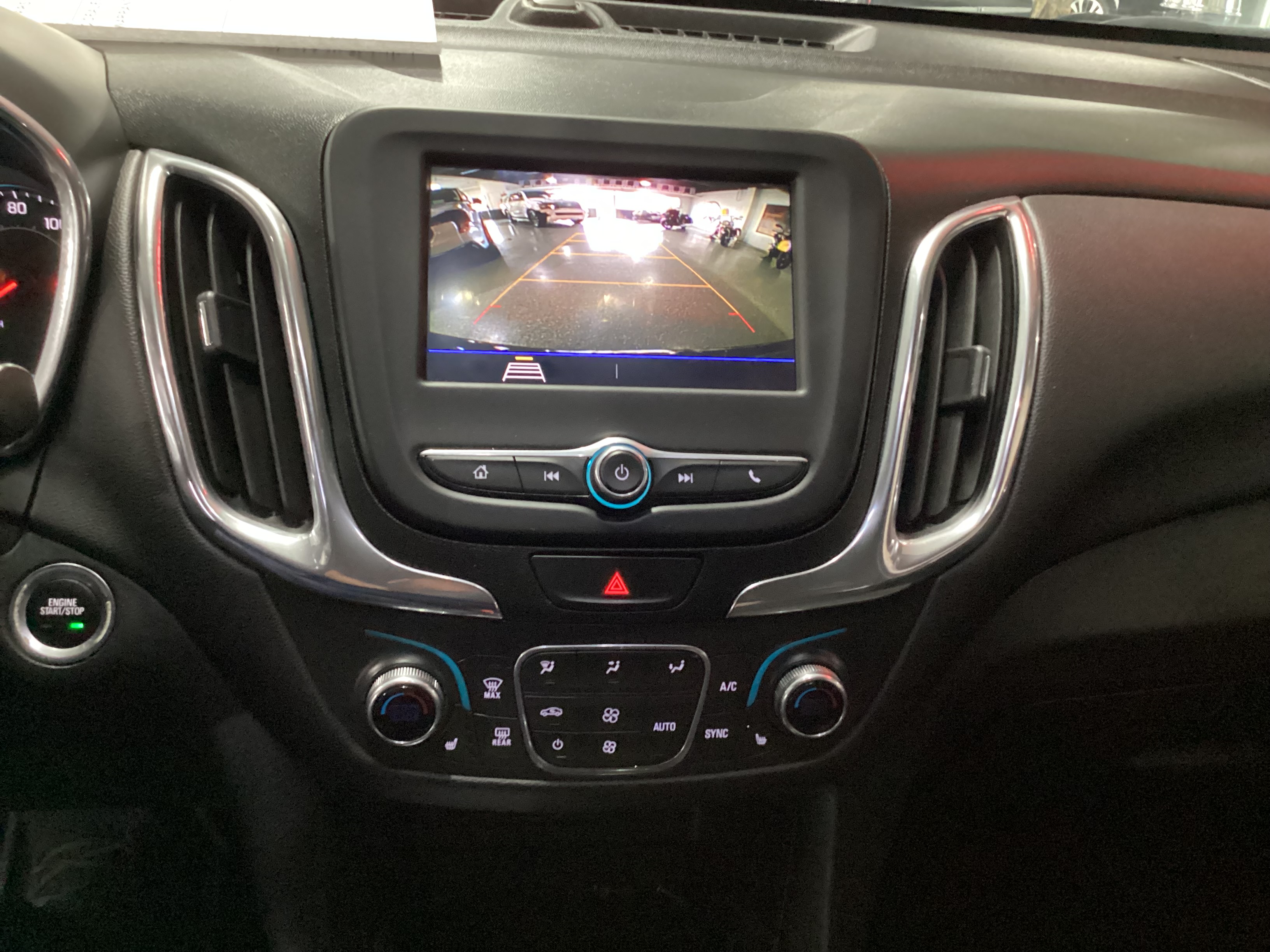 2020 CHEVROLET Equinox LT - Image 13