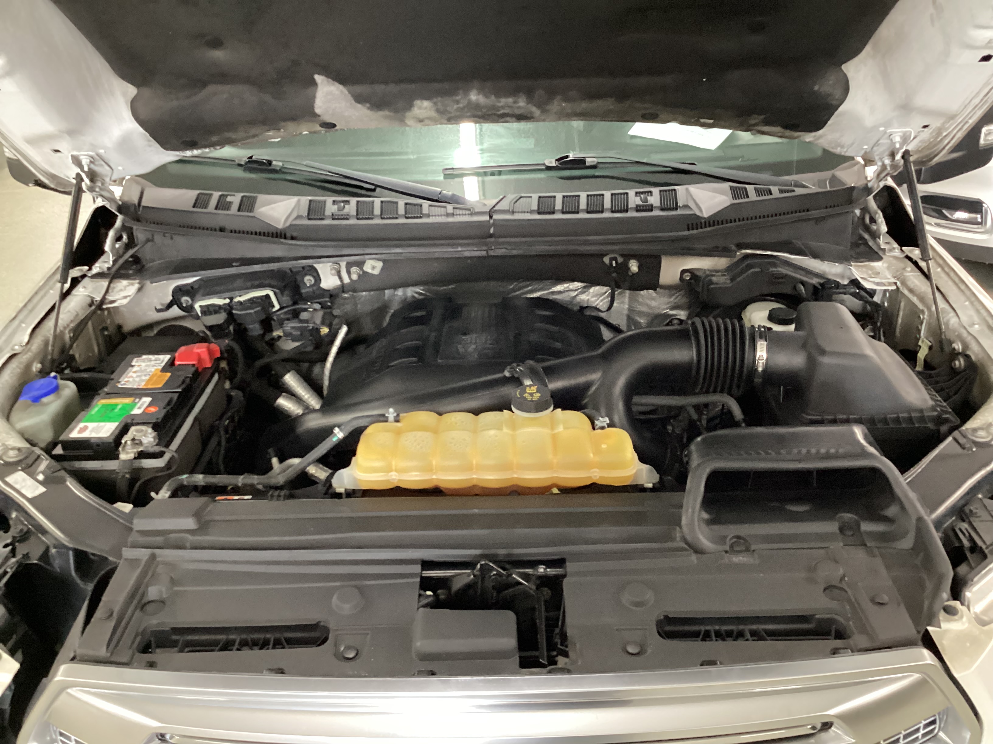 2016 FORD F-150 Platinum SuperCrew 4WD - Image 8