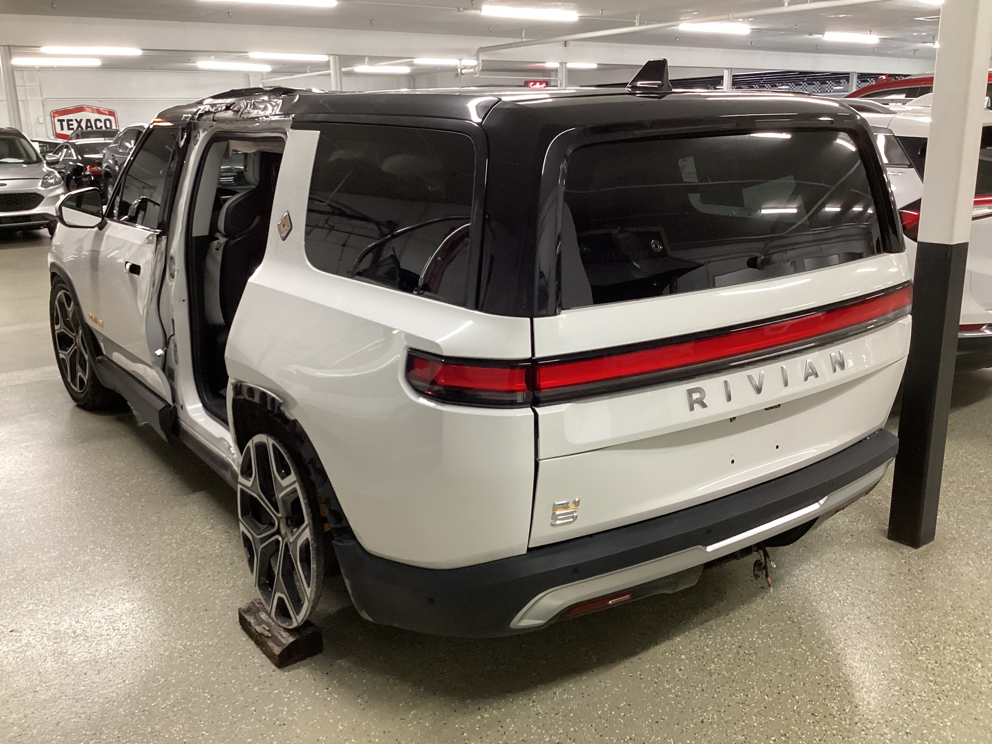 2023 RIVIAN R1S Adventure Quad-Motor Large Pack - Image 2