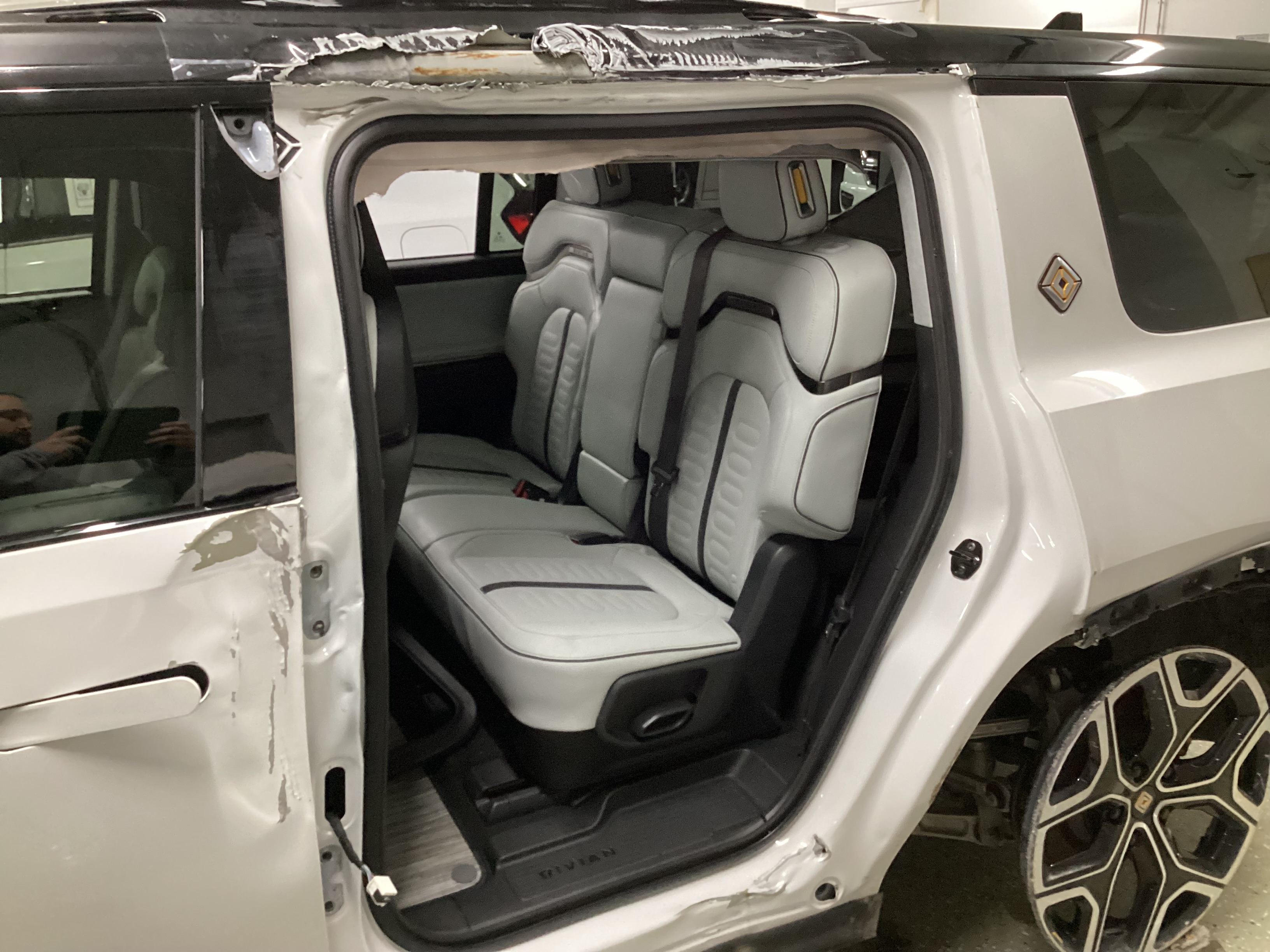 2023 RIVIAN R1S Adventure Quad-Motor Large Pack - Image 6